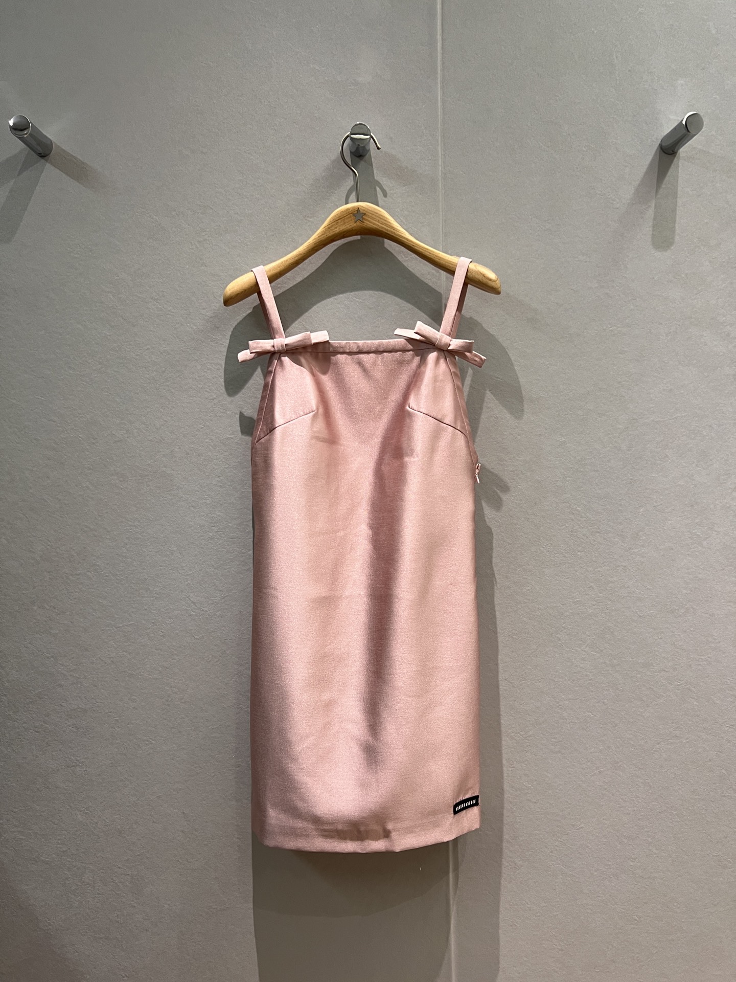 NO:666129,The new style is recommended for early spring. Liu Haocun's same style. Bow decorated suspender backless dress with small logo on the hem. Sweet and cute. A must-have for miu series. Black and pink SML,,miumiu,skirts, 19860909新款推荐早春 刘浩存同款 蝴蝶结装饰吊带露背连衣裙下摆小logo徽标 甜美可爱 千金本金miu系穿搭必备 黑色粉色 SML,,miumiu,skirts, ,Women's clothing