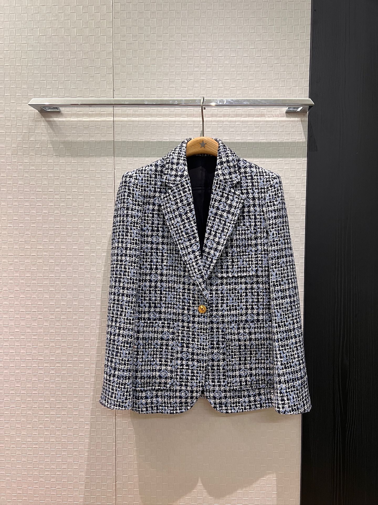 NO:666636,New style houndstooth wool jacket with presbyopic embroidery. Classic single button and three pockets for fashionable commuting. Versatile temperament in khaki gray. SML,,jackets & coats, 19860909新款老花刺绣千鸟格羊毛外套 经典单扣三口袋时尚通勤 气质百搭卡其灰色 SML,,jackets & coats, ,Women's clothing