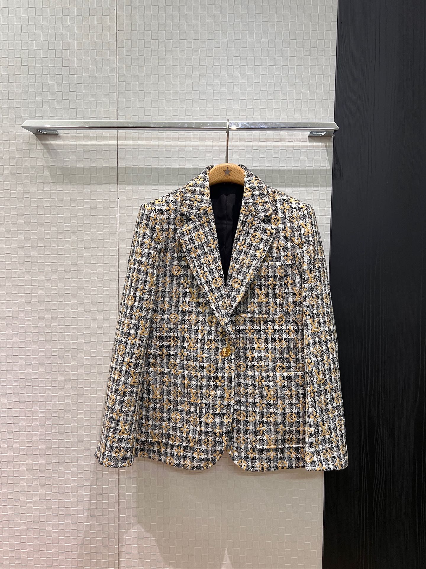 NO:666633,New style houndstooth wool jacket with presbyopic embroidery. Classic single button and three pockets for fashionable commuting. Versatile temperament in khaki gray. SML,,jackets & coats, 19860909新款老花刺绣千鸟格羊毛外套 经典单扣三口袋时尚通勤 气质百搭卡其灰色 SML,,jackets & coats, ,Women's clothing