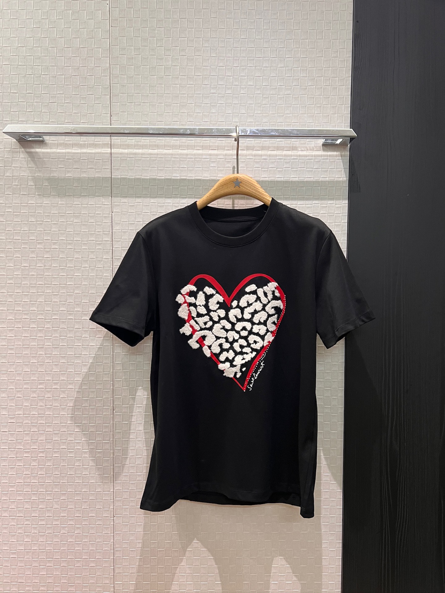 NO:666620,New SLp embroidered leopard print love T-shirt, casual age-reducing Valentine's Day limited edition, fashionable and versatile, black and white SML,,loro piana,tees,t-shirt, 19860909新款SLp刺绣豹纹爱心T恤 休闲减龄情人节限定 时尚百搭 黑色白色 SML,,loro piana,tees，t-shirt, ,Women's clothing