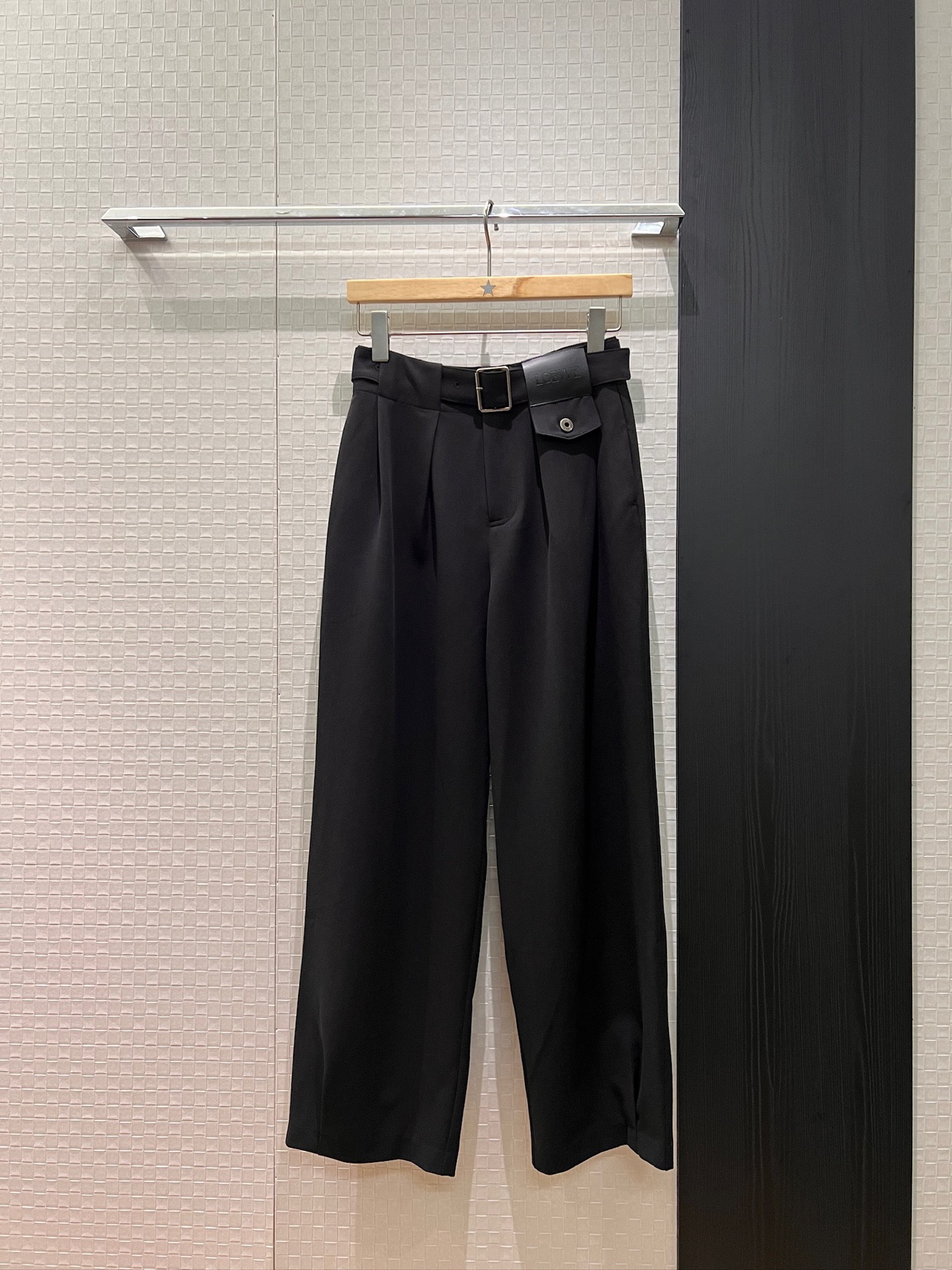NO:666609,New recommended loewe belt decorated with logo leather pleated design balloon pants casual pants handsome street style walking with style versatile for age reduction black military green SML,,loewe, 19860909新款推荐loewe 系腰带装饰logo皮牌褶皱设计气球裤休闲裤帅气炸街 走路带风 减龄百搭 黑色军绿SML,,loewe, ,Women's clothing