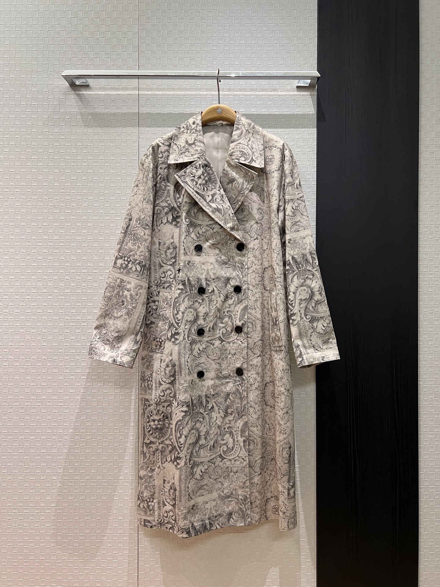 NO:667048,26 new early spring catwalk retro print double-breasted long windbreaker jacket positioning print classic embroidery little bee modern fashion concave shape versatile S-XL,,jackets & coats, 1986090926早春新款走秀复古印花双排扣长款风衣外套定位印花 经典刺绣小蜜蜂摩登时尚 凹造型百搭 S-XL,,jackets & coats, ,Women's clothing