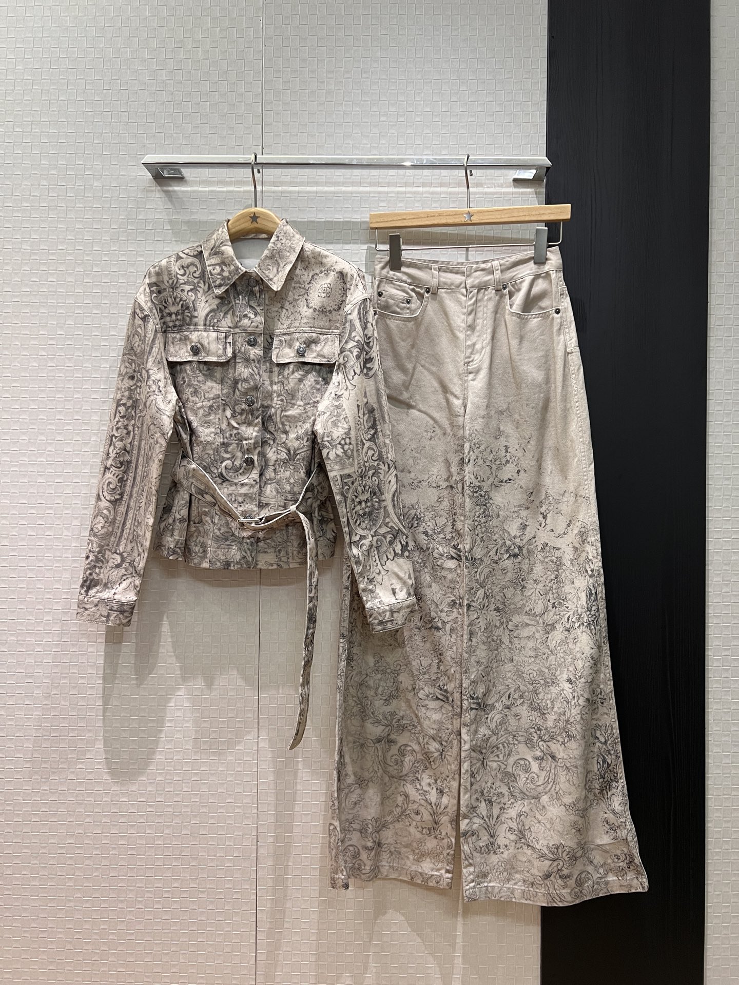 NO:667058,26 early spring new catwalk, retro printed waisted denim jacket, positioning printing, belted waist decoration, classic embroidered bee small leather label on the back, casual and versatile S-XL,,jackets & coats, 1986090926早春新款走秀 复古印花收腰牛仔外套定位印花 系腰带收腰装饰 经典刺绣小蜜蜂背后小皮标 休闲百搭 S-XL,,jackets & coats, ,Women's clothing