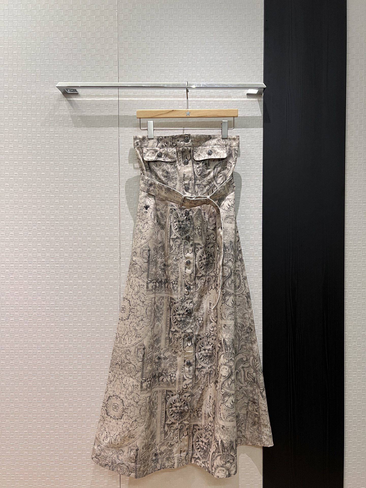 NO:667054,26 new early spring catwalk, retro printed breasted tube top dress, long skirt with high waist belt decoration, pockets on both sides, skirt slit embroidered little bee S-XL,,skirts, 1986090926早春新款走秀 复古印花排扣抹胸连衣裙 长裙高腰系腰带装饰 两侧口袋 裙摆开叉刺绣小蜜蜂 S-XL,,skirts, ,Women's clothing