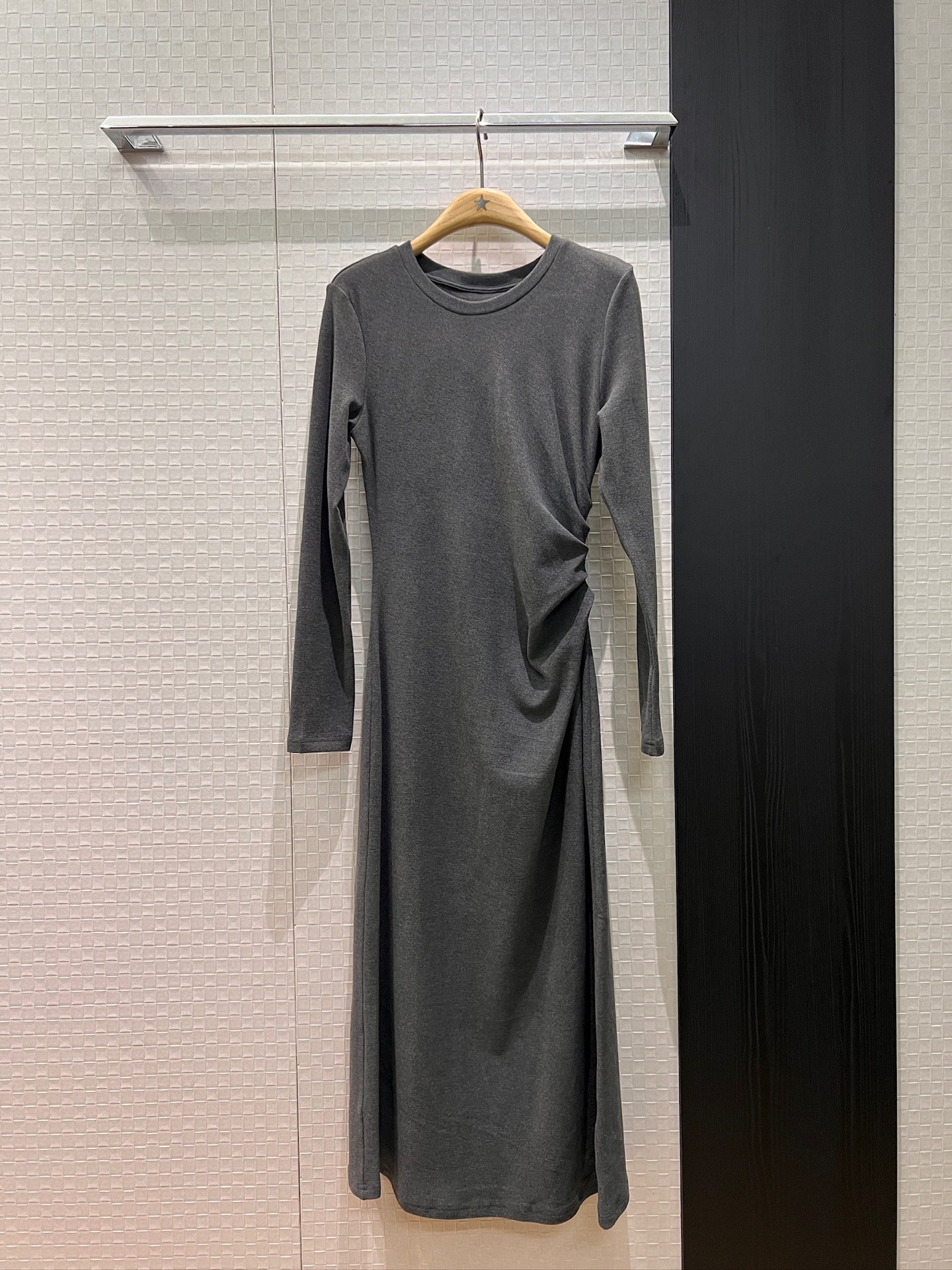 NO:683408,New minimalist long-sleeved round-neck pleated dress. The fleece fabric of the bottoming skirt is stretchy. The pleated waist covers the flesh. It is lazy, slimming and slimming. It is elegant and commuting. Coffee color, black gray, S-XL,,skirts,19860909新款极简长袖圆领褶皱连衣裙 打底长裙抓绒面料有弹力 皱褶收腰遮肉 慵懒减龄修身显瘦 气质通勤 咖色黑色灰色 S-XL,,skirts,,Women's clothing