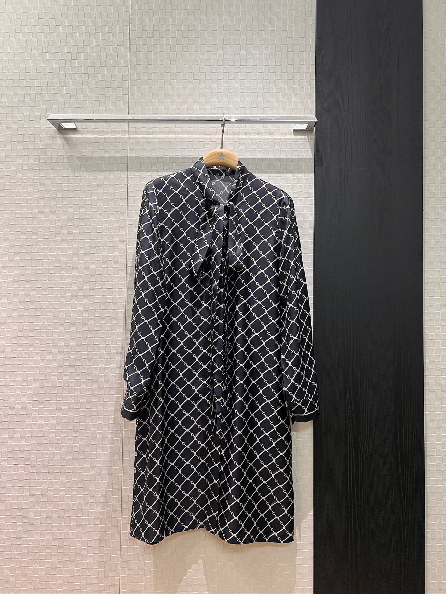 NO:683399,Early spring new horsebit rhombus print, ribbon design, silk twill dress with bow decoration, positioning print, versatile for commuting, loose straight style, fashionable and casual, black and white S-XL,,skirts,real silk,19860909早春新款马衔扣菱格纹印花 飘带设计真丝斜纹连衣裙系蝴蝶结装饰 定位印花 通勤百搭宽松直筒 时尚休闲 黑色白色 S-XL,,skirts,real silk,,Women's clothing