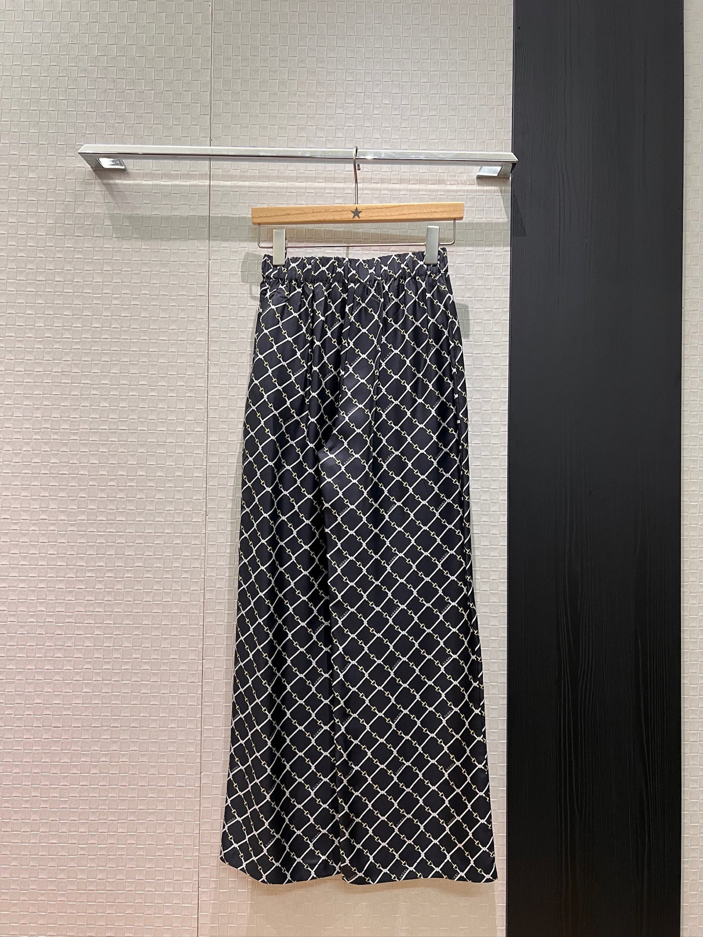 NO:683393,New model for early spring, horsebit rhombus pattern, elastic waist, silk twill wide-leg pants, positioning print, pockets on both sides, versatile for commuting, fashionable and casual, can be worn with the same series of shirts, black and white, S-XL,,real silk,19860909早春新款马衔扣菱格纹印花 松紧腰真丝斜纹阔腿裤定位印花 两侧有口袋 通勤百搭时尚休闲 可搭同系列衬衣 黑色白色 S-XL,,real silk,,Women's clothing