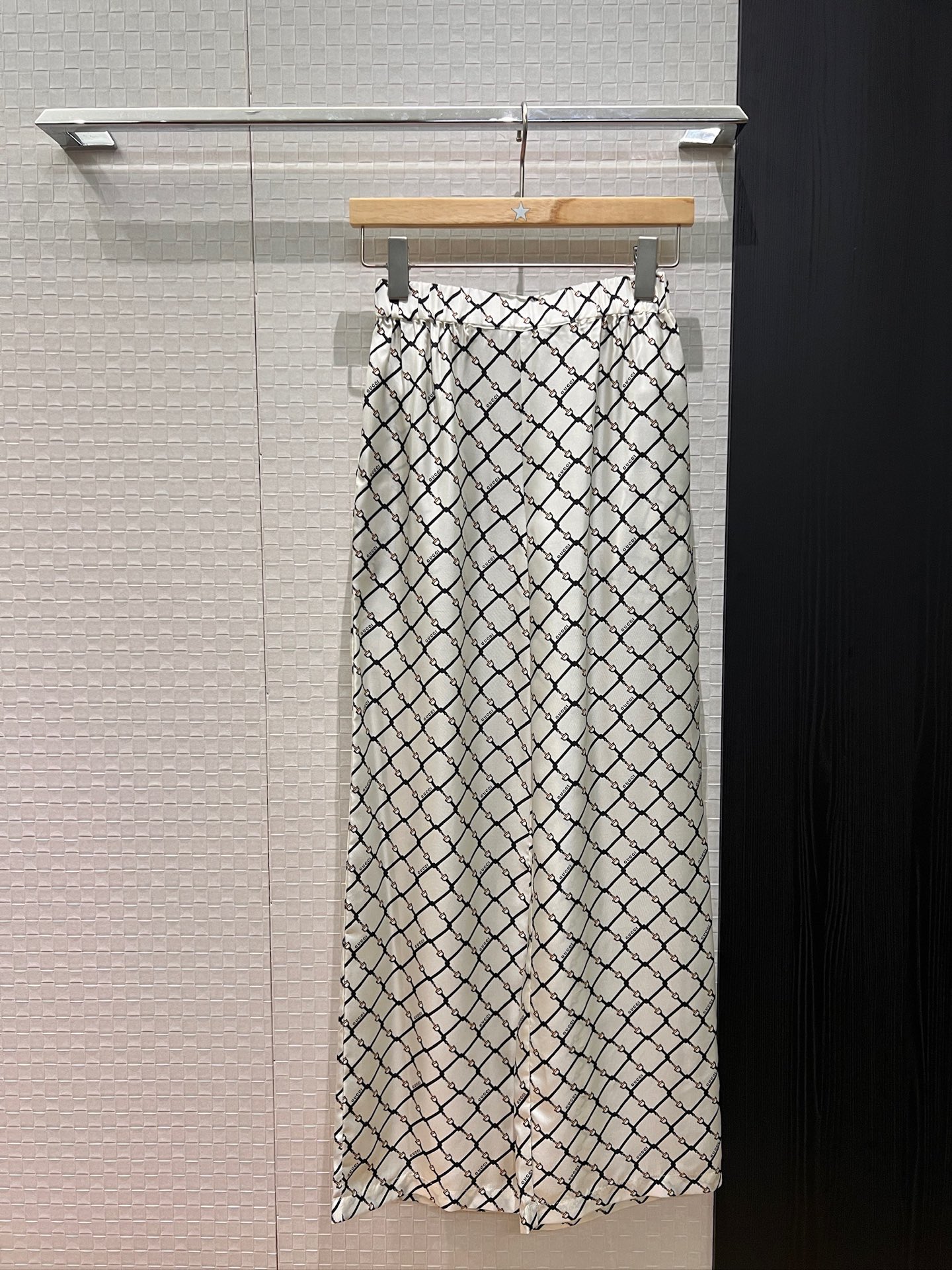 NO:683384,New model for early spring, horsebit rhombus pattern, elastic waist, silk twill wide-leg pants, positioning print, pockets on both sides, versatile for commuting, fashionable and casual, can be worn with the same series of shirts, black and white, S-XL,,real silk,19860909早春新款马衔扣菱格纹印花 松紧腰真丝斜纹阔腿裤定位印花 两侧有口袋 通勤百搭时尚休闲 可搭同系列衬衣 黑色白色 S-XL,,real silk,,Women's clothing