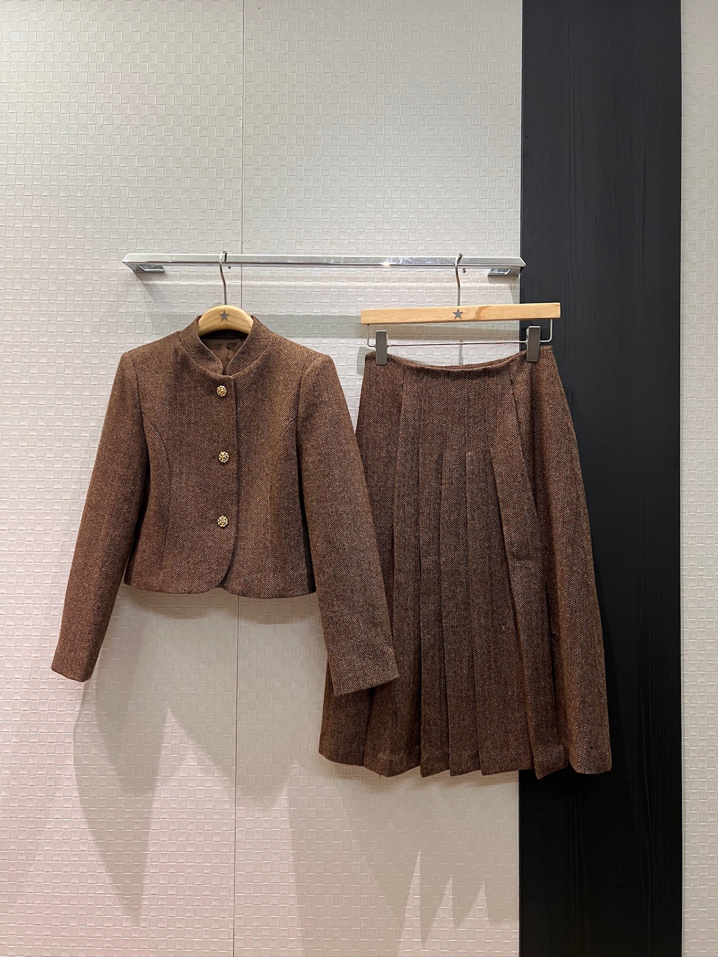 NO:683363,New arrival LP small stand-up collar wool human pattern short coat with pleated design, asymmetrical slit pleated skirt with pockets on both sides, old money style, commuting fashion, versatile temperament, one set available SML,,loro piana,skirts,jackets & coats,19860909新款来袭LP小立领羊毛人纹短款外套压褶设计不对称开叉百褶半裙两侧有口袋 老钱风 通勤时尚 气质百搭 一套出 SML,,loro piana,skirts,jackets & coats,,Women's clothing