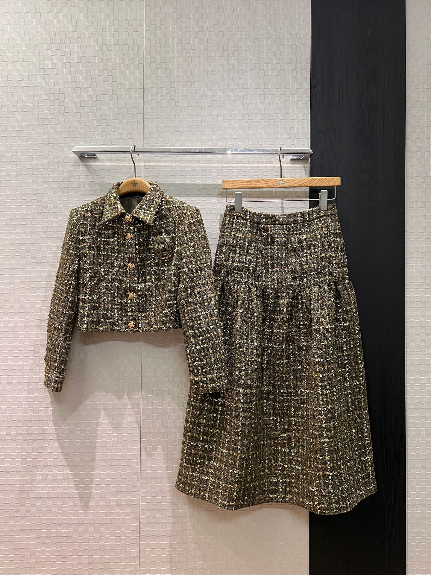 NO:683377,New model for coats. Three-dimensional camellia brooch. Woven lapel tweed short coat. Tweed high-waisted skirt. Pleated waist tutu skirt. Pockets on both sides. Camellia lining. Open-molded buttons. Wool blend. Camellia lining. Open-molded buttons. Temperament commuting. SML,,skirts,jackets & coats,brooch,breastpin,19860909外套半新款来袭立体山茶花胸针 编织翻领粗花呢短款外套粗花呢高腰半裙 褶皱收腰蓬蓬裙两边口袋 山茶花内衬 开模扣子 羊毛混纺 山茶花内衬 开模扣子 气质通勤 SML,,skirts,jackets & coats,brooch，breastpin,,Women's clothing