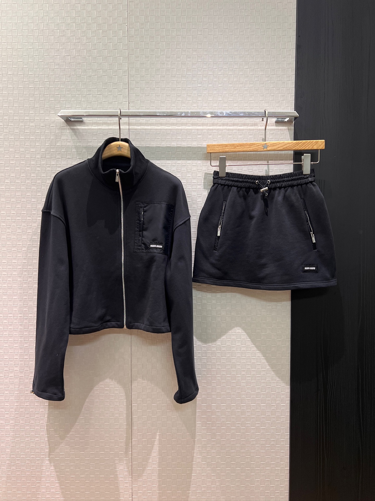 NO:683338,New recommended Miu style outfit Stand-up collar casual suit with patch pockets on the chest and small logo decoration Drawstring at the cuffs and hem Short jacket Elastic waist A-line skirt Shorts lining Terry fabric Casual fashion Sports and age reduction Black and gray SML,,miumiu,skirts,shorts,jackets & coats,19860909新款推荐Miu式穿搭 立领休闲套装胸前贴布口袋小logo装饰 袖口下摆抽绳短款外套松紧腰A字半裙 短裤内衬 毛圈面料 休闲时尚 运动减龄 黑色灰色 SML,,miumiu,skirts,shorts,jackets & coats,,Women's clothing