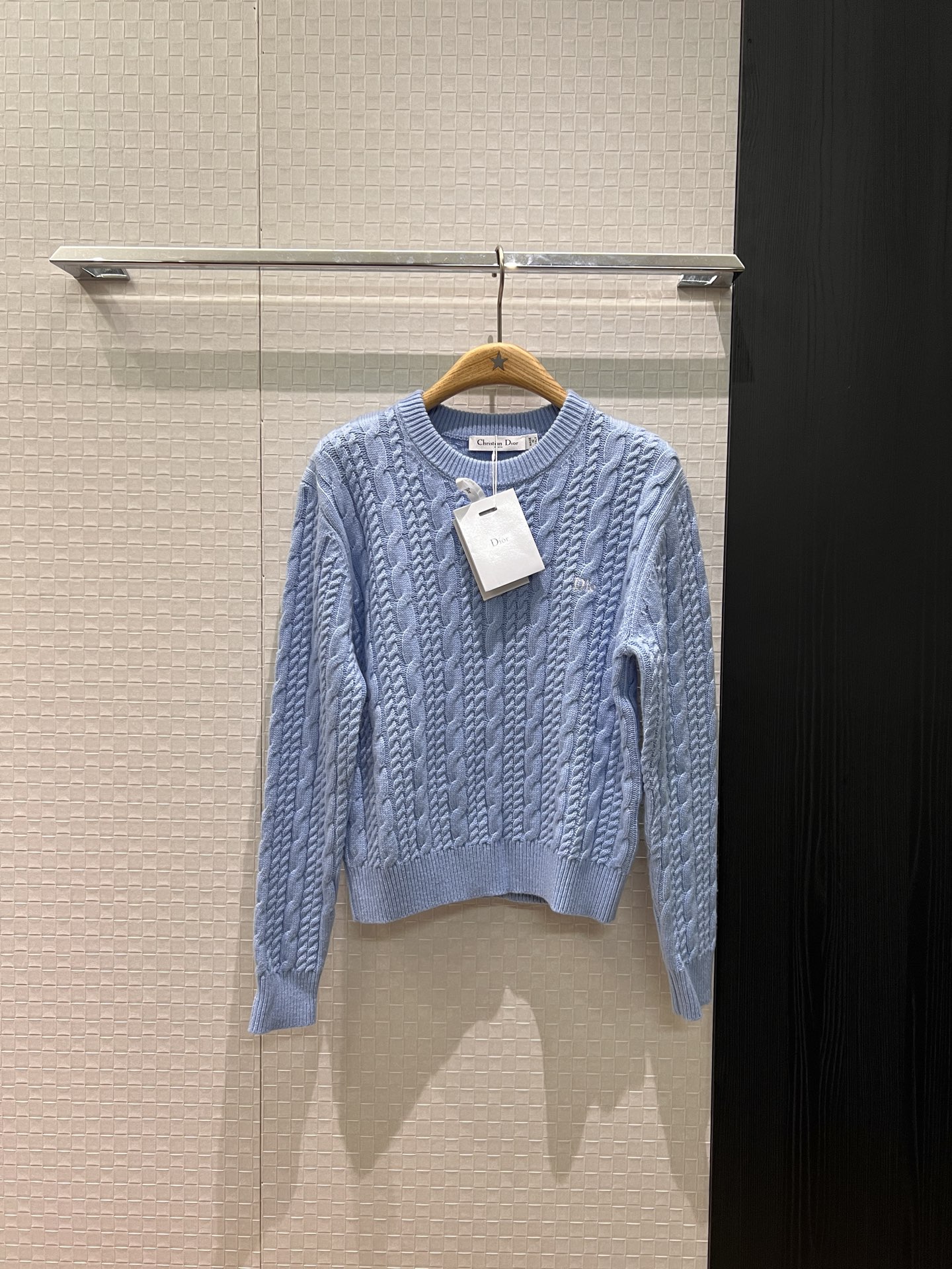 NO:683323,New Liu Yuxin's same style, simple cable-knitted round neck sweater with logo letters embroidered on the chest, college style and versatile for age reduction, blue and pink SML,,sweaters,19860909新款刘雨昕同款 简约绞花圆领针织毛衣胸前刺绣logo字母 学院风减龄百搭 蓝色粉色 SML,,sweaters,,Women's clothing