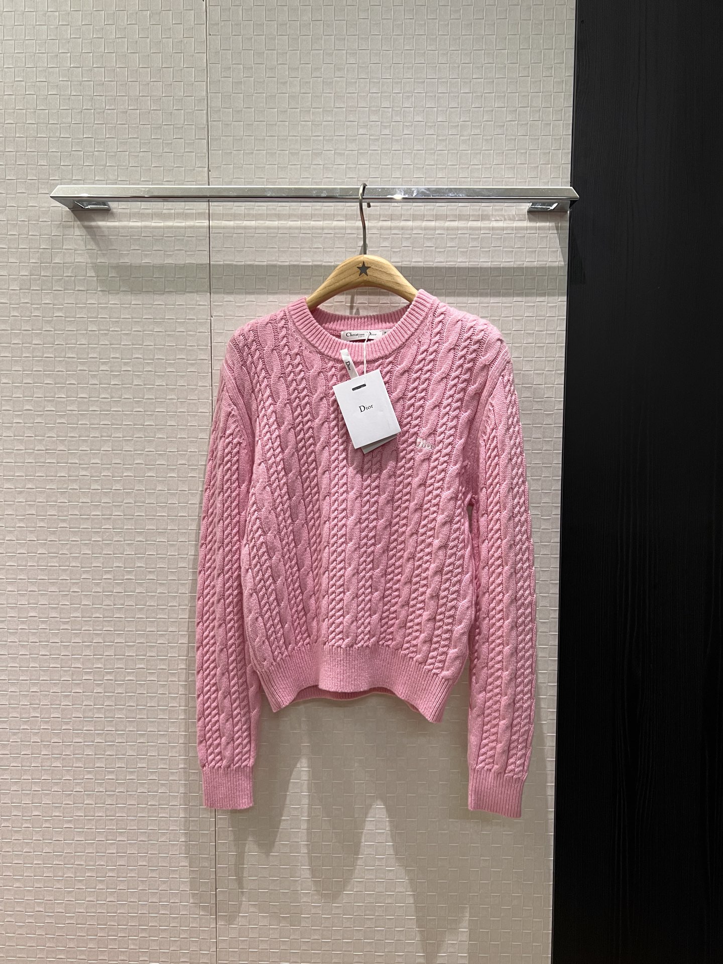 NO:683315,New Liu Yuxin's same style, simple cable-knitted round neck sweater with logo letters embroidered on the chest, college style and versatile for age reduction, blue and pink SML,,sweaters,19860909新款刘雨昕同款 简约绞花圆领针织毛衣胸前刺绣logo字母 学院风减龄百搭 蓝色粉色 SML,,sweaters,,Women's clothing