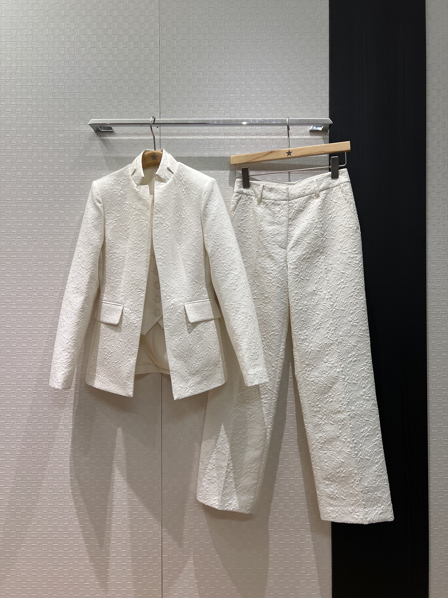 NO:683306,Jackets, pants, 26 early spring break two-piece splicing design, stand-up collar embossed suit jacket, embossed casual trousers, three-dimensional tailoring, slim fit and versatile S-XL,, jackets & coats, business suit,19860909外套 裤子 26早春假两件拼接设计 立领浮雕西装外套浮雕休闲西裤 立体剪裁 修身百搭S-XL,,jackets & coats,business suit,,Women's clothing