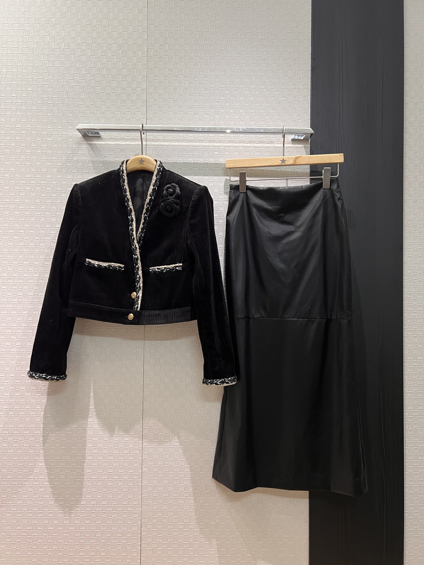 NO:683327,New three-dimensional camellia brooch. V-neck corduroy short jacket. Heavy woven belt edge decoration. Open-molded gold buckle. Pocket decoration on both sides. Elegant and elegant. Versatile temperament. SML,,jackets & coats,brooch,breastpin,19860909新款立体山茶花胸针 V领灯芯绒短款外套重工编织带边装饰 开模金扣 两侧口袋装饰名媛优雅 气质百搭 SML,,jackets & coats,brooch，breastpin,,Women's clothing