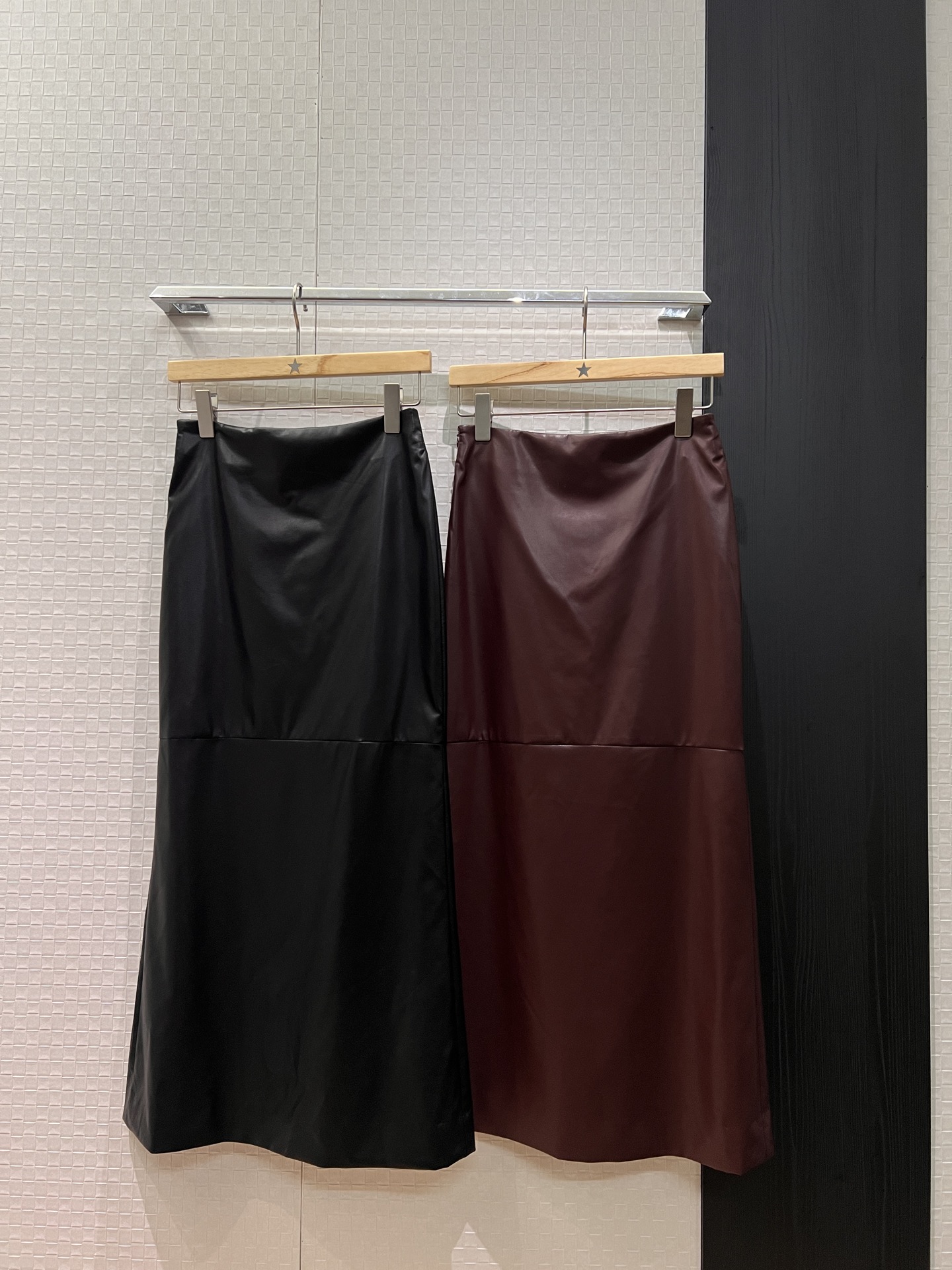 NO:684106,New minimalist splicing design protein leather skirt, long skirt with slit at the back, slim and slim, simple and fashionable, versatile temperament, black/burgundy SML,,skirts,19860909新款极简拼接设计蛋白皮半裙 长裙后裙摆开叉 修身显瘦 简约时髦 气质百搭 黑色/酒红 SML,,skirts,,Women's clothing