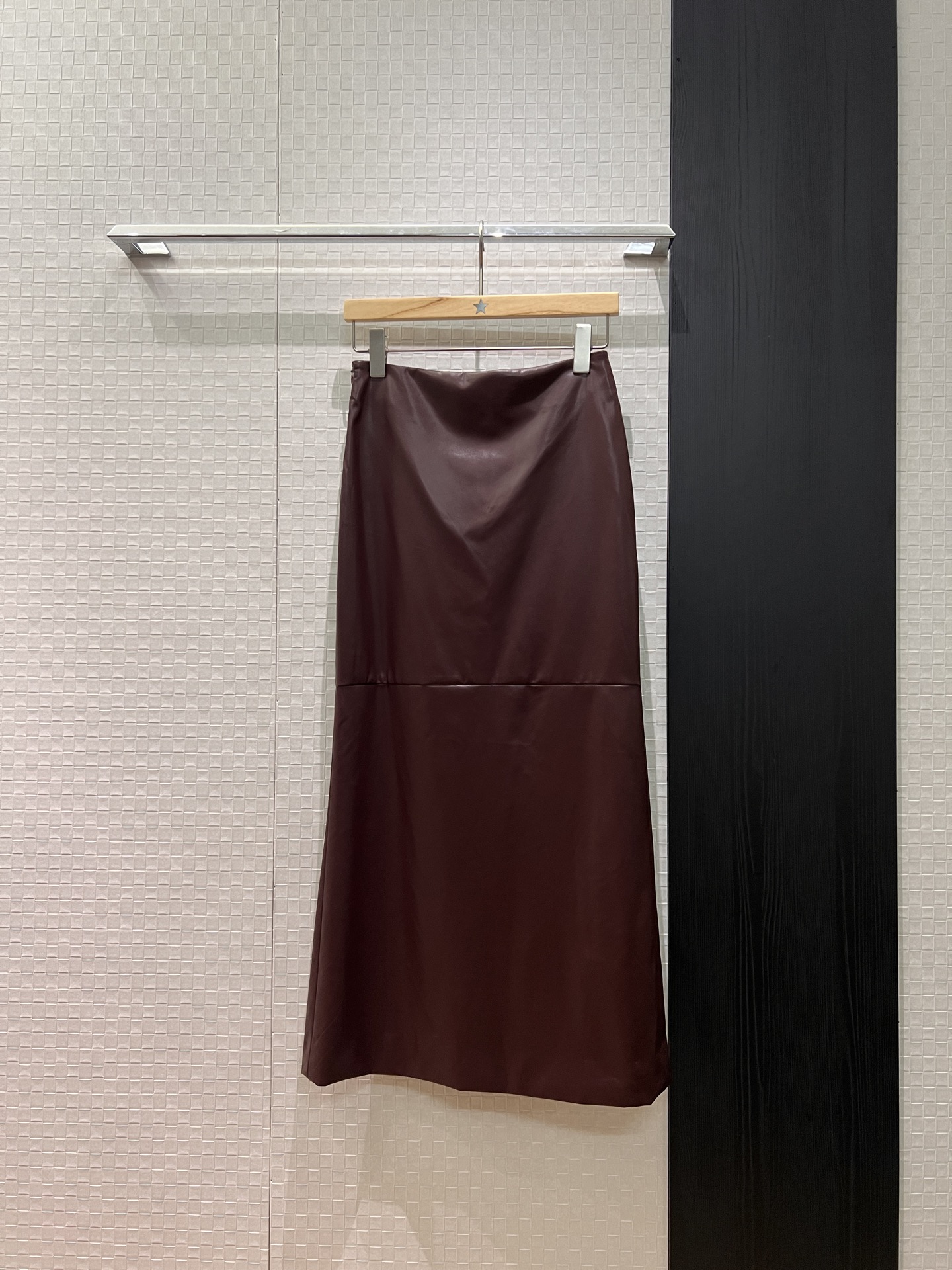 NO:684095,New minimalist splicing design protein leather skirt, long skirt with slit at the back, slim and slim, simple and fashionable, versatile temperament, black/burgundy SML,,skirts,19860909新款极简拼接设计蛋白皮半裙 长裙后裙摆开叉 修身显瘦 简约时髦 气质百搭 黑色/酒红 SML,,skirts,,Women's clothing