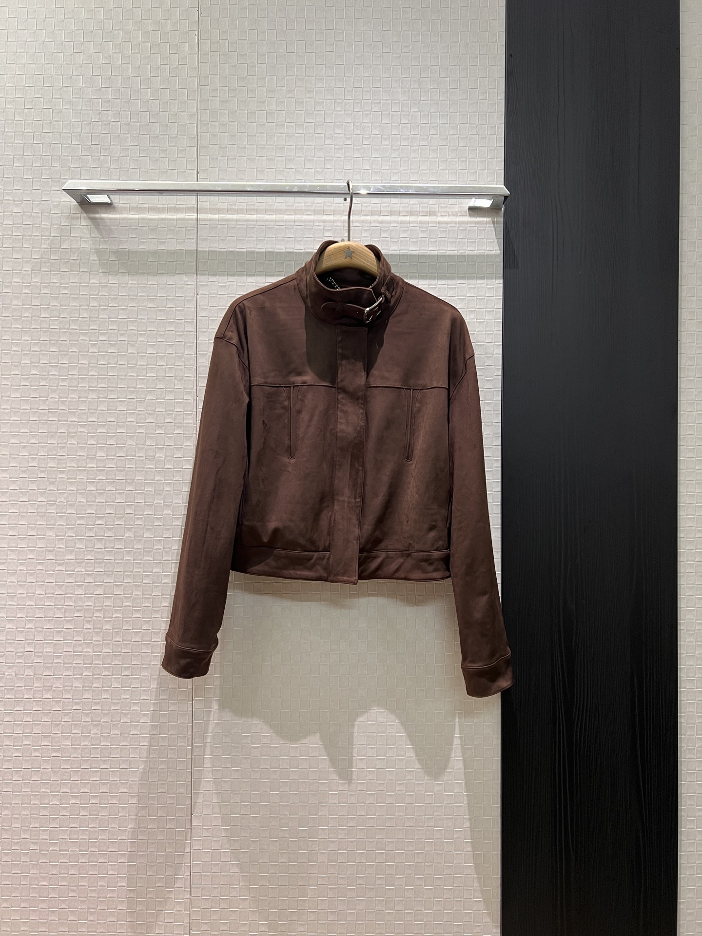NO:684123,New Yi Mengling's same style suede short jacket with stand-up collar and buckle decoration on the collar. Fashionable, handsome and versatile for age reduction. SML,,jackets & coats,chamois leather,19860909新款易梦玲同款 立领麂皮绒短款外套领口系带扣装饰 时尚帅气减龄百搭 SML,,jackets & coats,chamois leather,,Women's clothing