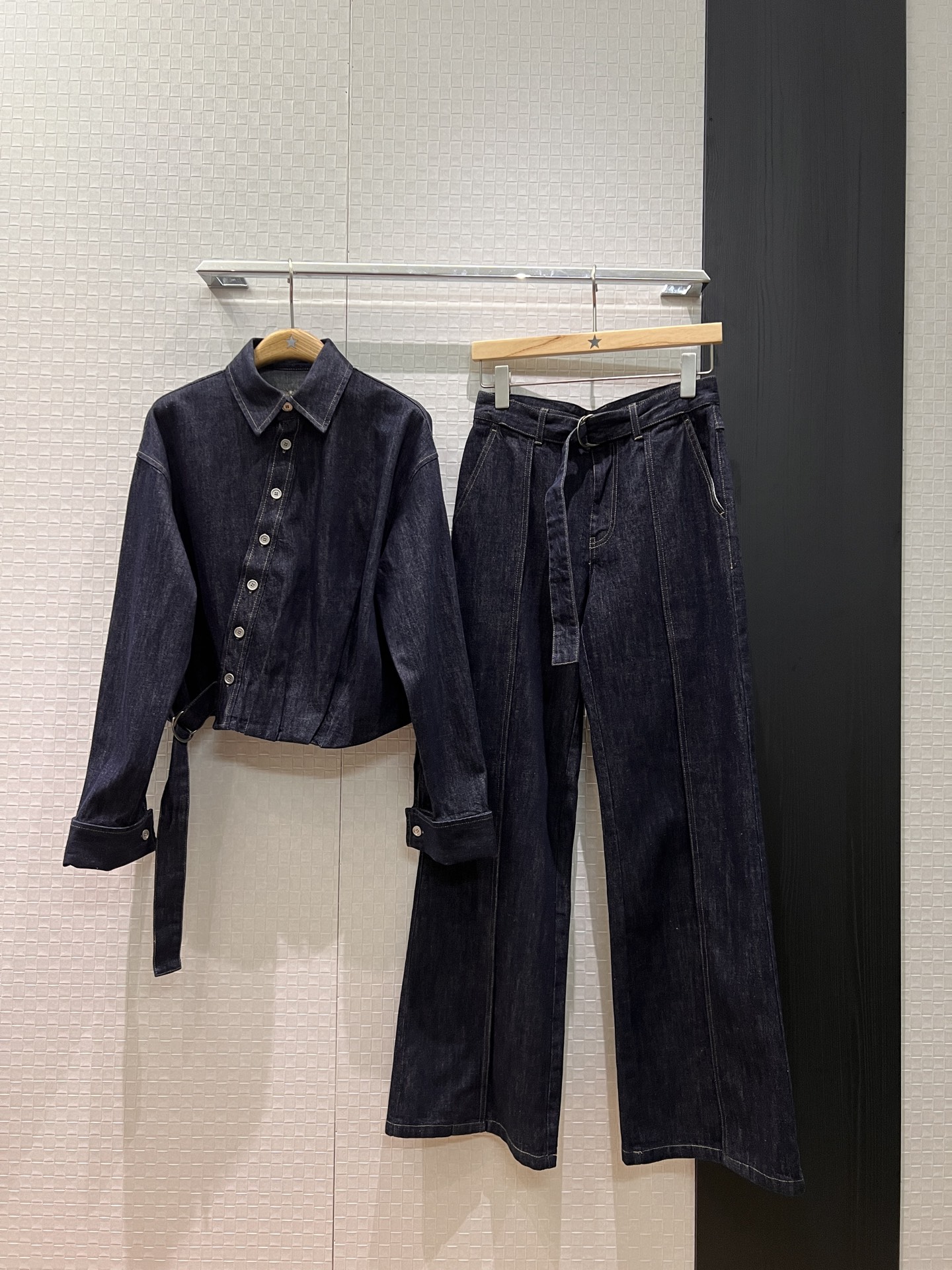 NO:684096,The new Bailey celebrity style, irregular beveled open button denim jacket with belt decoration at the hem, embroidered logo on the back and matching jeans, very handsome, casual and versatile S-XL,,jeans,jackets & coats,19860909新款Bailey明星同款 不规则斜边开扣牛仔外套下摆系腰带装饰 背后刺绣logo徽标搭同款牛仔裤 帅气十足 休闲百搭 S-XL,,jeans,jackets & coats,,Women's clothing