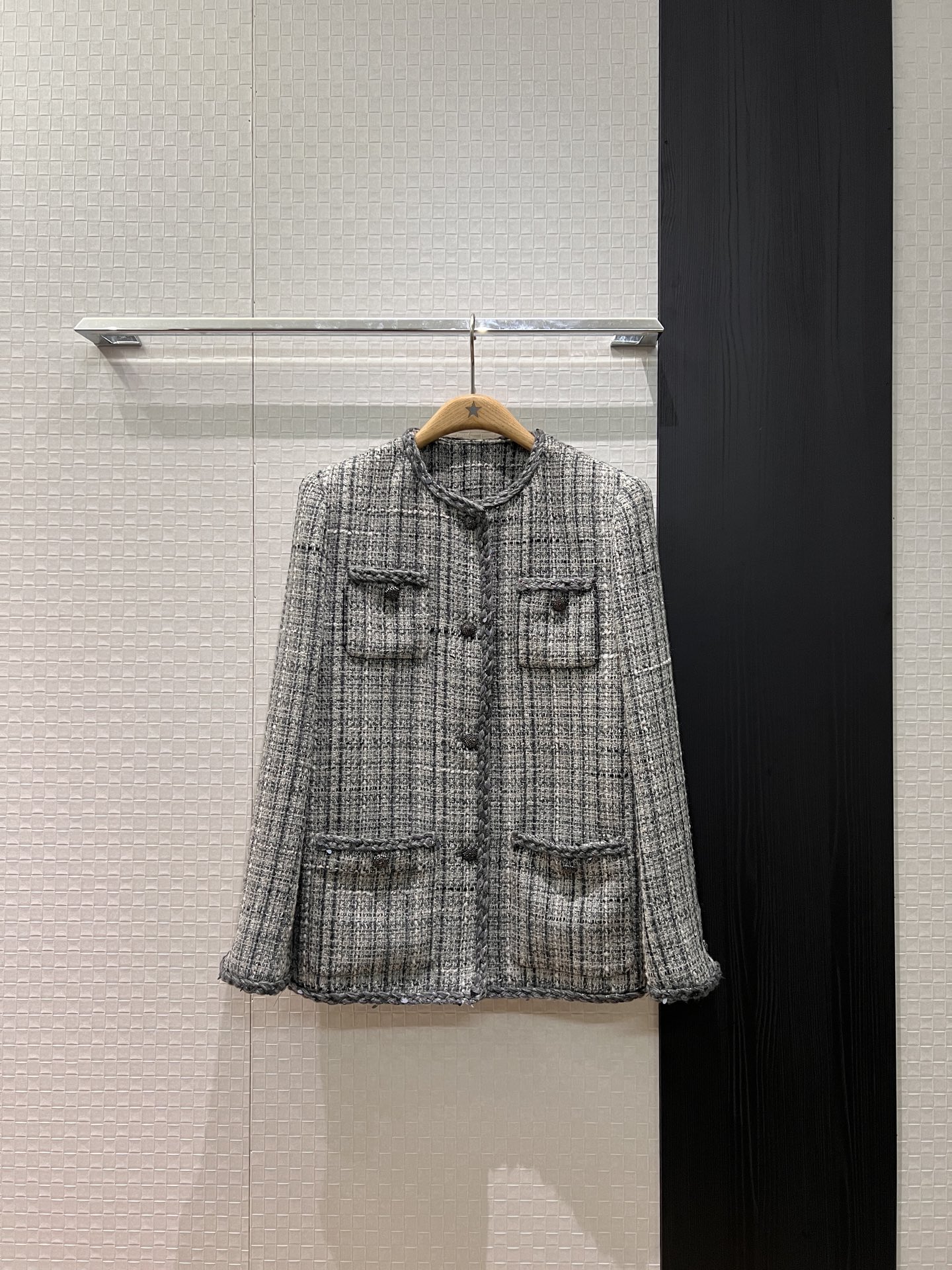 NO:684116,New high-end gray heavy-duty sequin braided edge decoration Plaid wool tweed jacket classic four pockets Open molded double C diamond-encrusted buttons Camellia lining SML,,jackets & coats,19860909新款高级灰重工亮片编织边装饰 格纹羊毛粗花呢外套经典四口袋 开模双C镶钻扣子 山茶花内衬SML,,jackets & coats,,Women's clothing