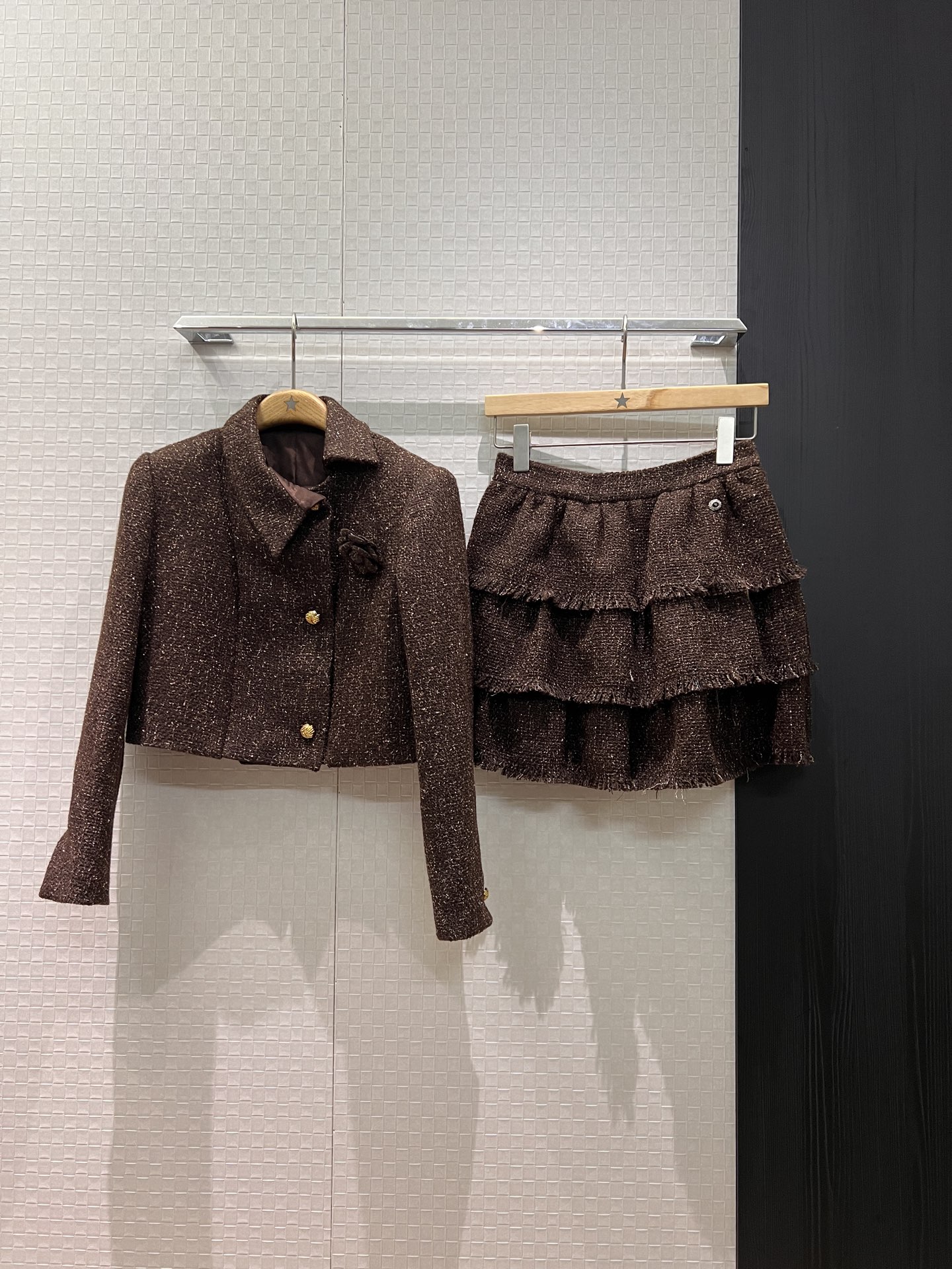 NO:684107,Jacket, skirt, new camellia brooch decoration, retro brown tweed, asymmetric lapel short coat, brushed tassel multi-layered mini skirt, shorts design, camellia lining, wool blend SML,,skirts,shorts,jackets & coats,brooch,breastpin,19860909外套 半裙新款山茶花胸针装饰 复古咖色粗花呢不对称翻领短款外套拉毛流苏多层迷你半裙 短裤设计 山茶花内衬羊毛混纺 SML,,skirts,shorts,jackets & coats,brooch，breastpin,,Women's clothing