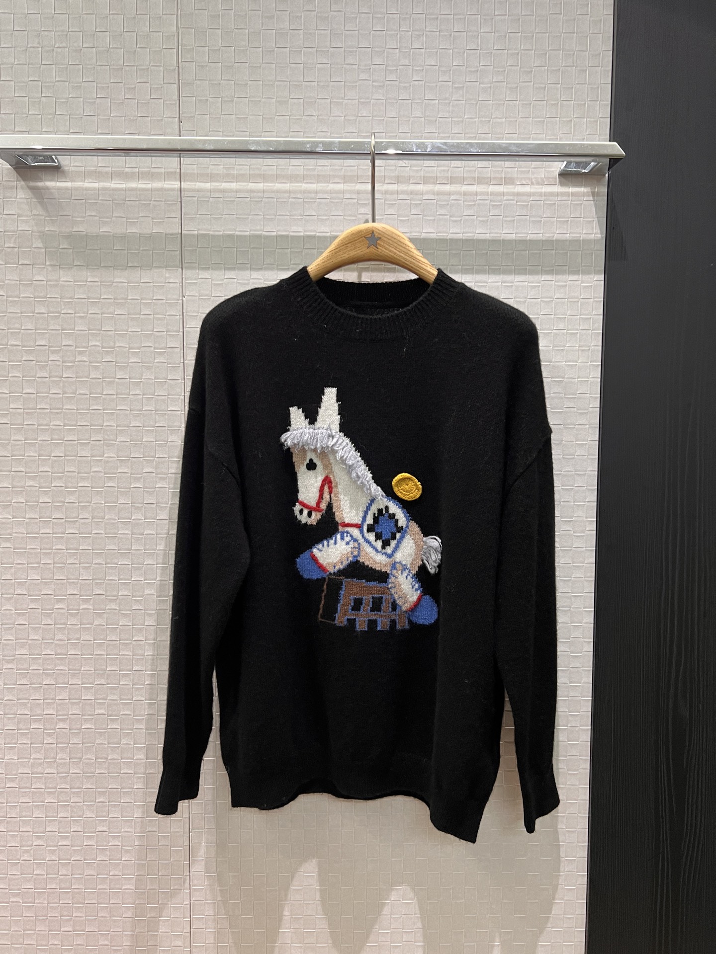 NO:684094,New Year of the Horse limited edition three-dimensional embroidered pony wool knitted top, cute and casual, versatile for all ages, black red gray ML two sizes,,19860909新款马年限定 立体刺绣小马羊毛针织上衣可爱休闲 减龄百搭黑色红色灰色 ML 两码,,,Women's clothing