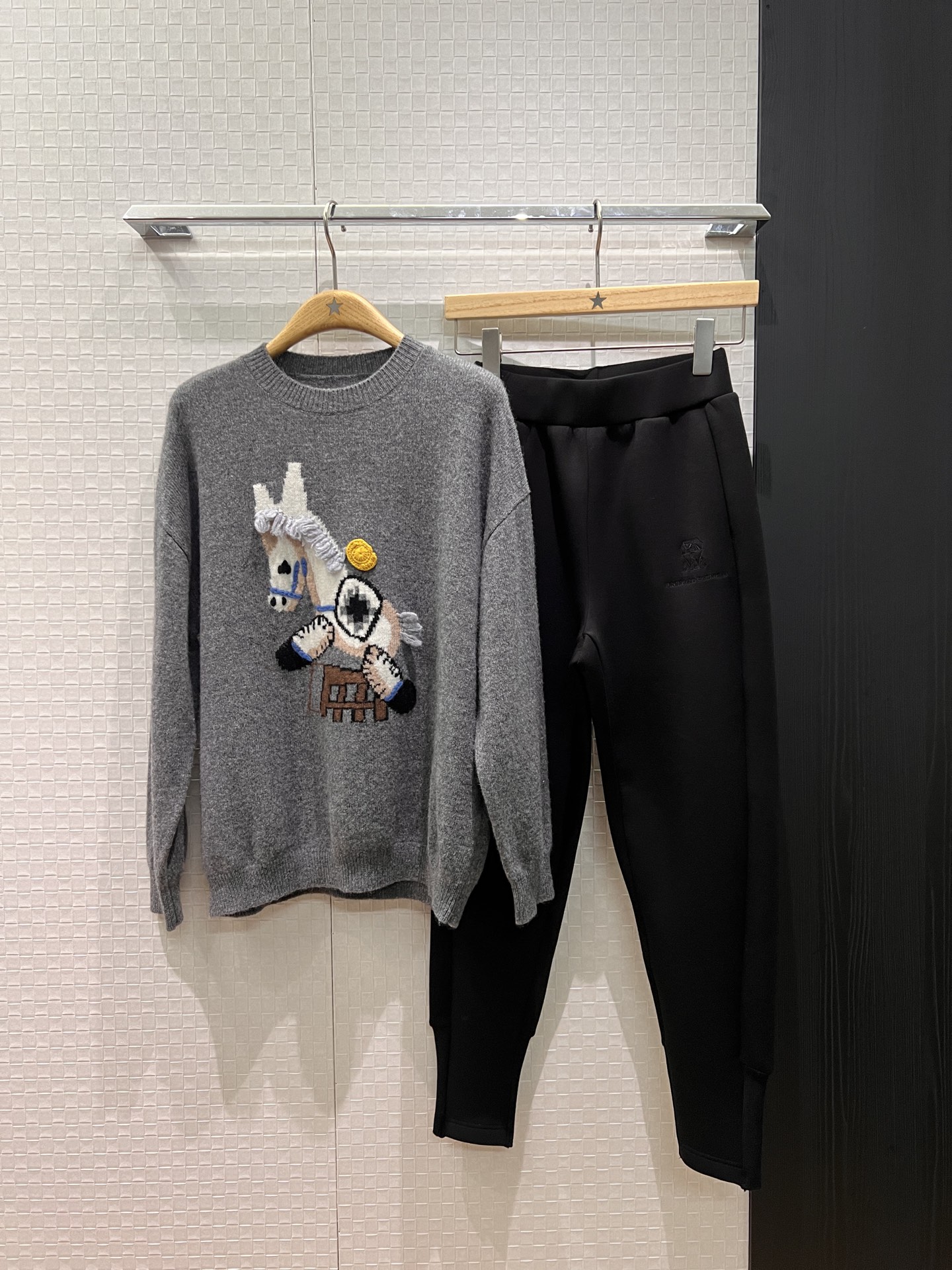 NO:684083,New Year of the Horse limited edition three-dimensional embroidered pony wool knitted top, cute and casual, versatile for all ages, black red gray ML two sizes,,19860909新款马年限定 立体刺绣小马羊毛针织上衣可爱休闲 减龄百搭黑色红色灰色 ML 两码,,,Women's clothing