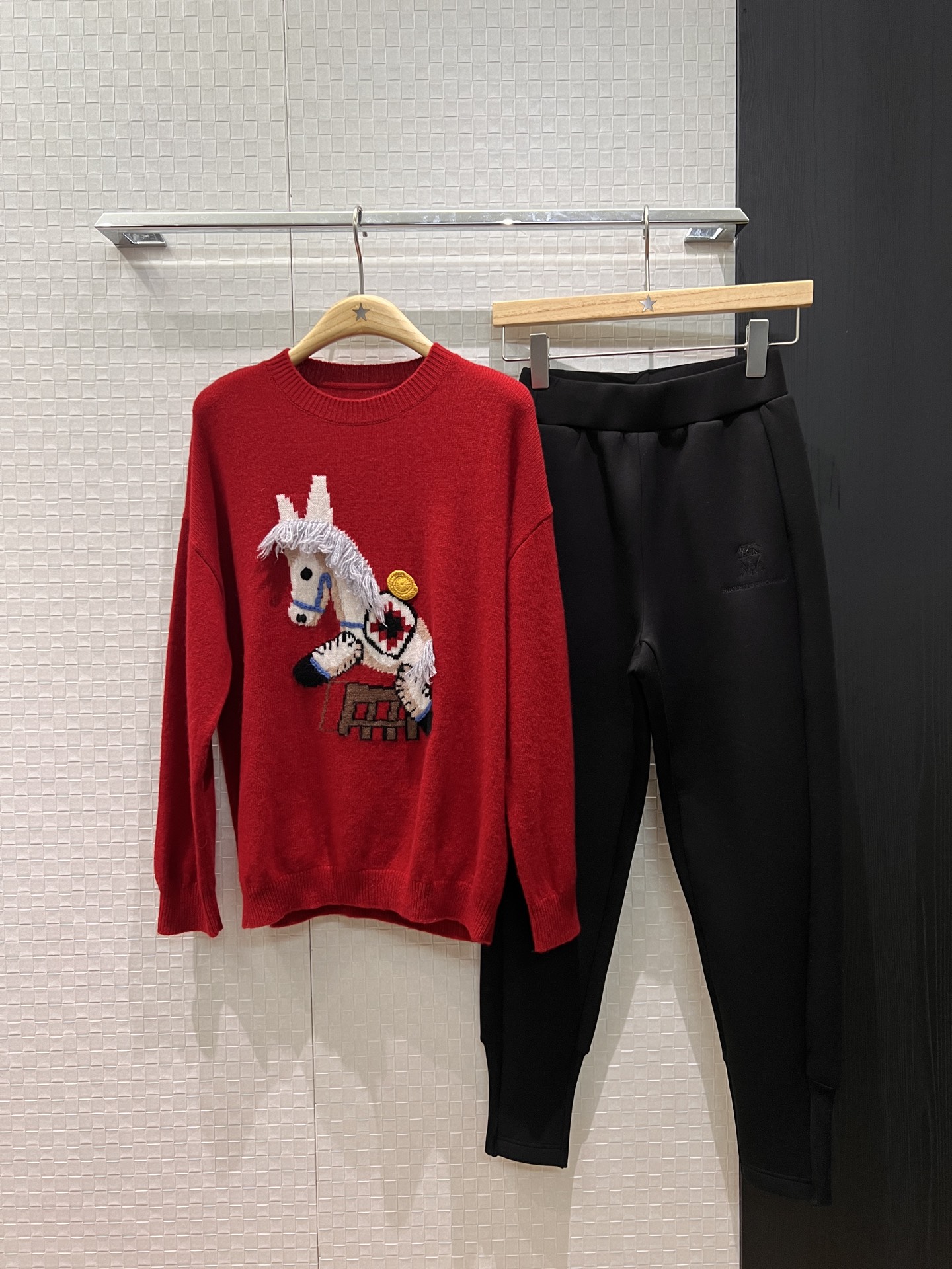 NO:684126,New Year of the Horse limited edition three-dimensional embroidered pony wool knitted top, cute and casual, versatile for all ages, black red gray ML two sizes,,19860909新款马年限定 立体刺绣小马羊毛针织上衣可爱休闲 减龄百搭黑色红色灰色 ML 两码,,,Women's clothing