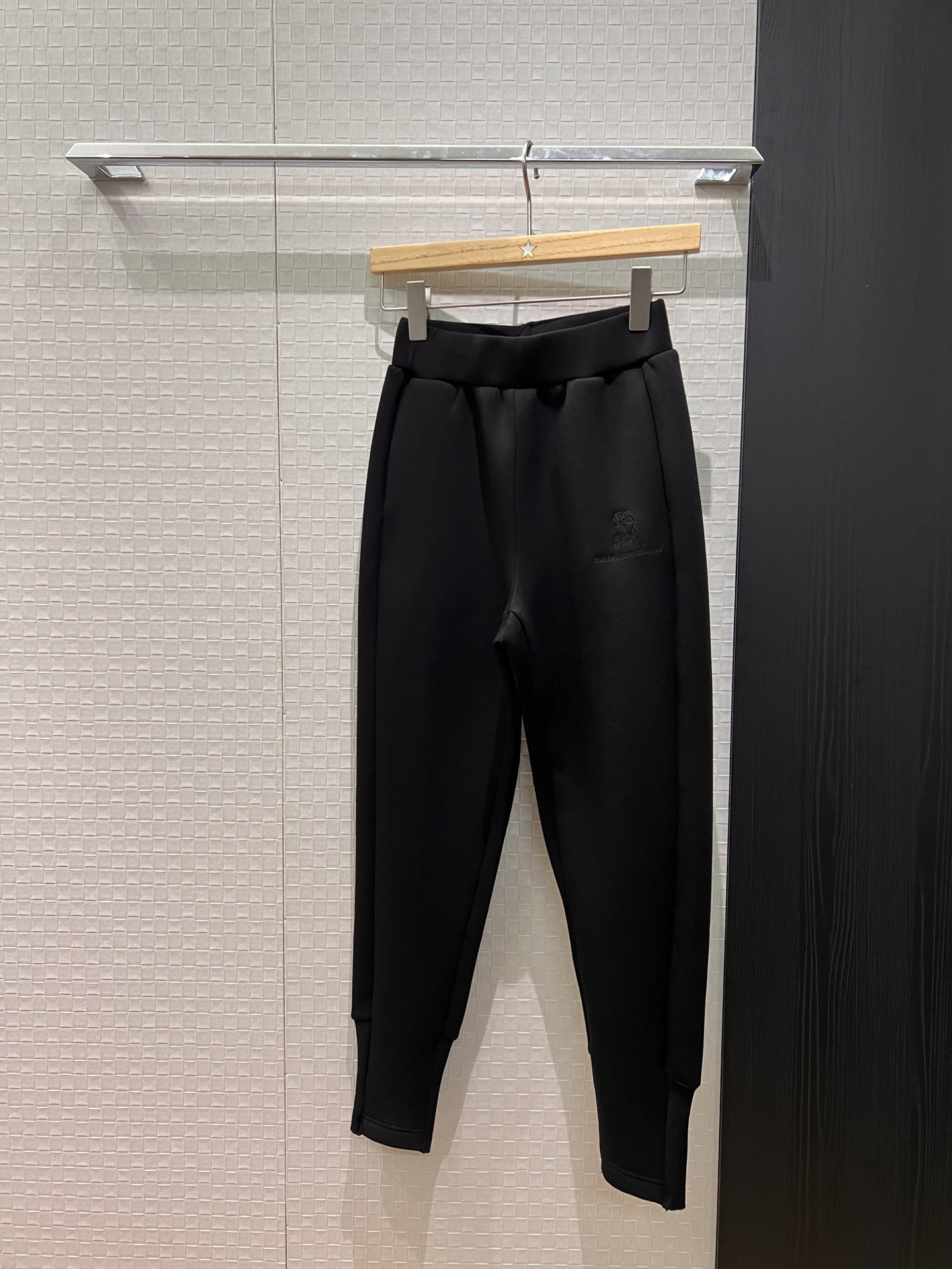 NO:684114,New BC embroidered logo letter space cotton sports pants casual pants elastic waist leg cuffs slim and versatile essential for age reduction black gray SML,,19860909新款BC刺绣logo字母太空棉运动裤休闲裤 松紧腰裤腿束口 显瘦百搭 减龄必备 黑色灰色 SML,,,Women's clothing