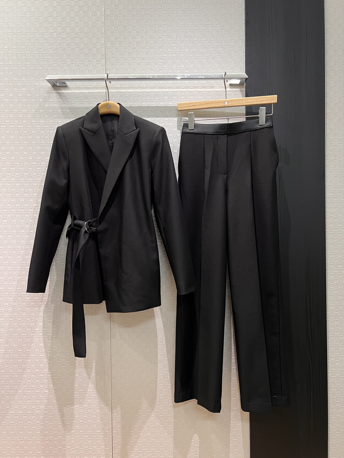 NO:684084,New recommended loewe asymmetrical belt waist decoration minimalist suit jacket belt detachable, handsome and capable, cool for commuting, can be worn with the same style of trousers, black military green SML,,loewe,jackets & coats,business suit,19860909新款推荐loewe不对称系腰带收腰装饰极简西装外套腰带可拆卸 帅气干练 通勤酷飒可搭同款西裤 黑色军绿 SML,,loewe,jackets & coats,business suit,,Women's clothing