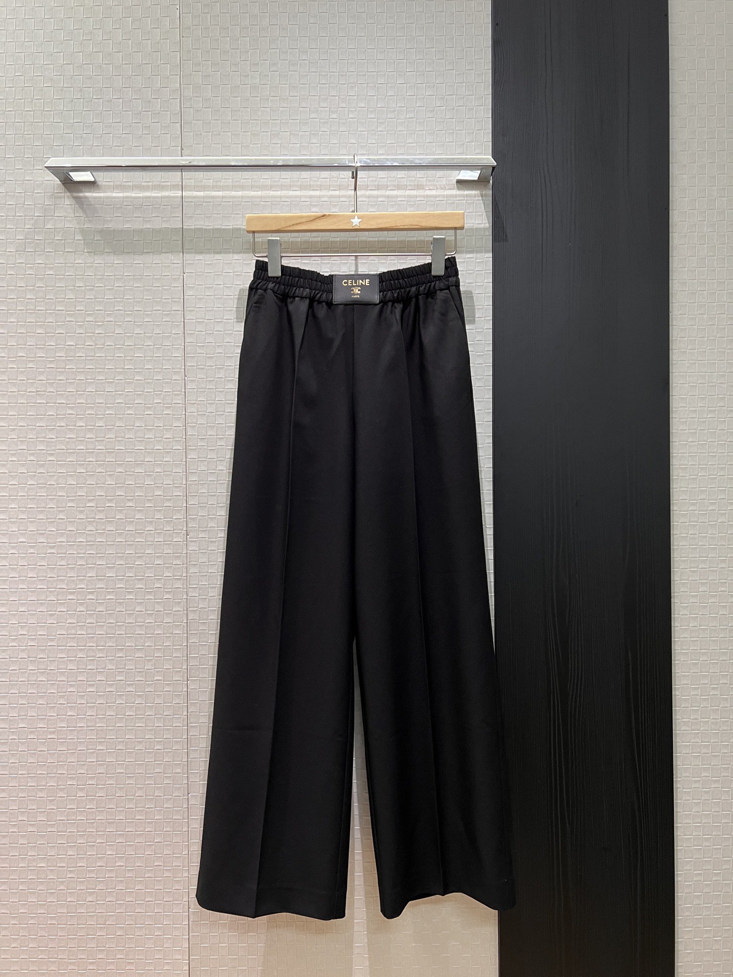 NO:684041,New arrival, minimalist design, logo leather label decoration, jacquard elastic waist wide-leg pants, casual pants, fashionable commuting, age-reducing and versatile black khaki SML,,19860909新款来袭极简设计 logo皮标装饰提花松紧腰阔腿裤 休闲裤时尚通勤 减龄百搭黑色卡其 SML,,,Women's clothing