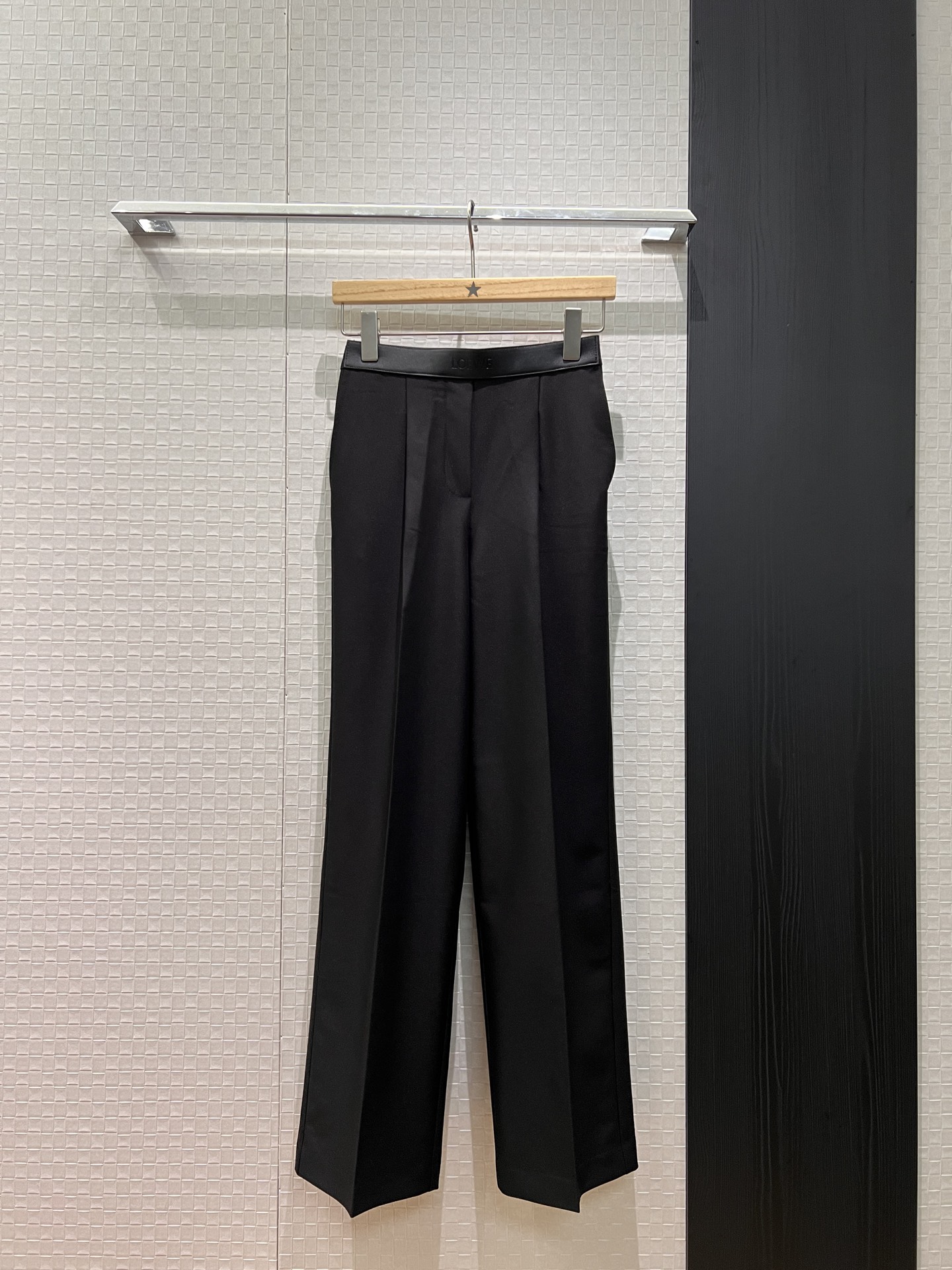 NO:684063,The new recommendation is Loewe wide-leg pants with leather belt. Casual trousers with elastic waist are simple and versatile. They can be worn with the same suit to look slimmer and younger. SML,,loewe,business suit,19860909新款推荐Loewe拼皮腰带阔腿裤 松紧腰休闲西裤简约百搭 显瘦减龄可搭同款西装 SML,,loewe,business suit,,Women's clothing
