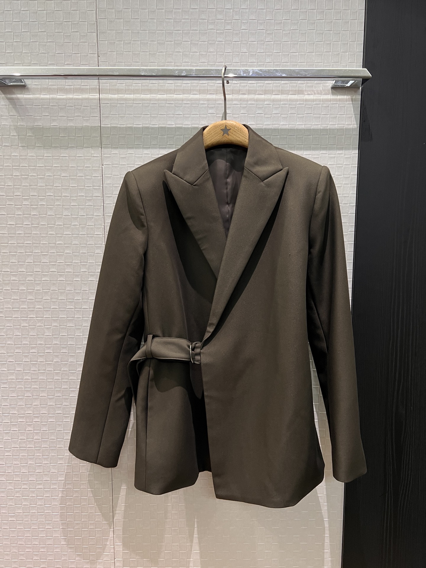 NO:684074,New recommended loewe asymmetrical belt waist decoration minimalist suit jacket belt detachable, handsome and capable, cool for commuting, can be worn with the same style of trousers, black military green SML,,loewe,jackets & coats,business suit,19860909新款推荐loewe不对称系腰带收腰装饰极简西装外套腰带可拆卸 帅气干练 通勤酷飒可搭同款西裤 黑色军绿 SML,,loewe,jackets & coats,business suit,,Women's clothing