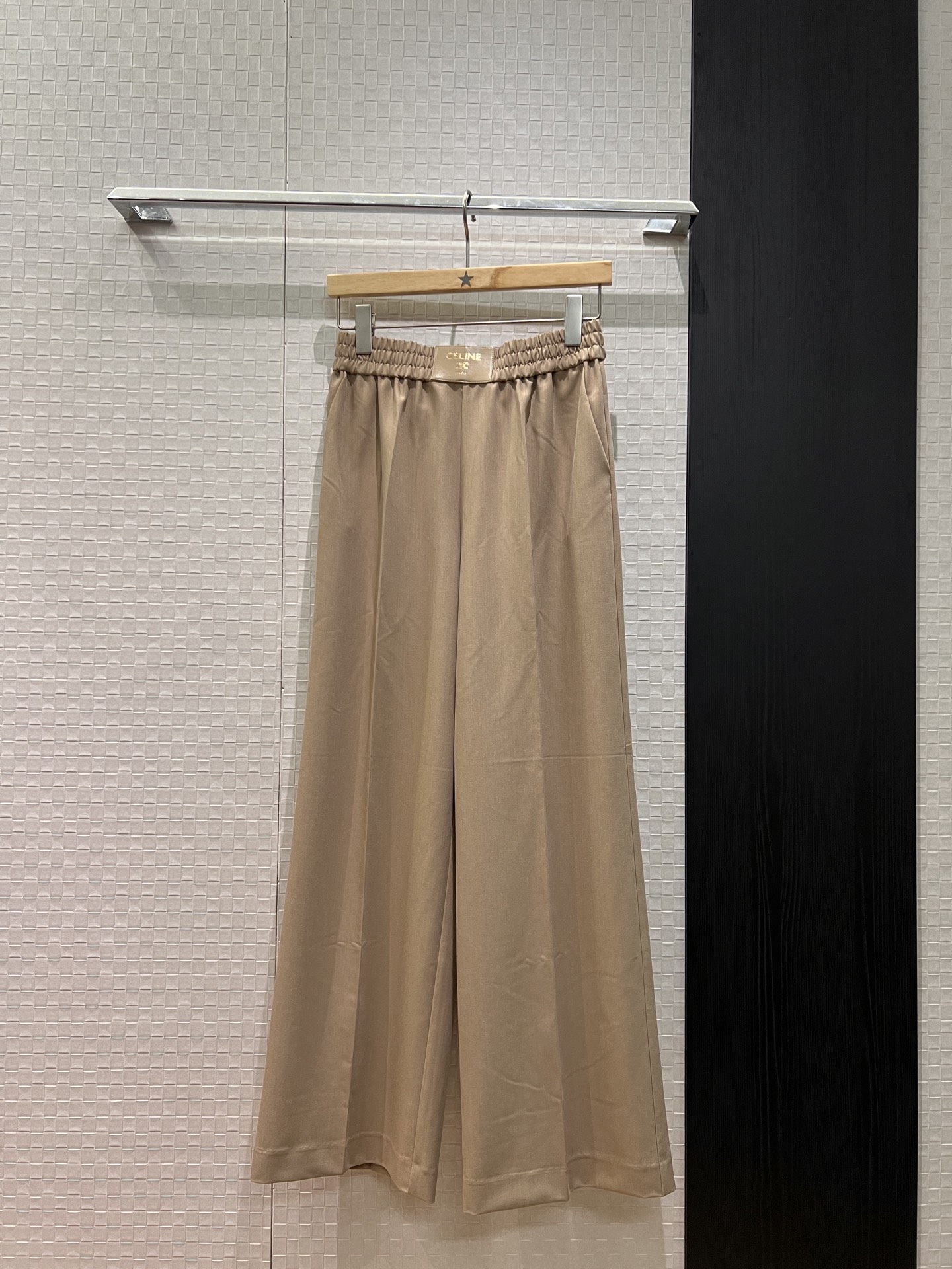 NO:684036,New arrival, minimalist design, logo leather label decoration, jacquard elastic waist wide-leg pants, casual pants, fashionable commuting, age-reducing and versatile black khaki SML,,19860909新款来袭极简设计 logo皮标装饰提花松紧腰阔腿裤 休闲裤时尚通勤 减龄百搭黑色卡其 SML,,,Women's clothing