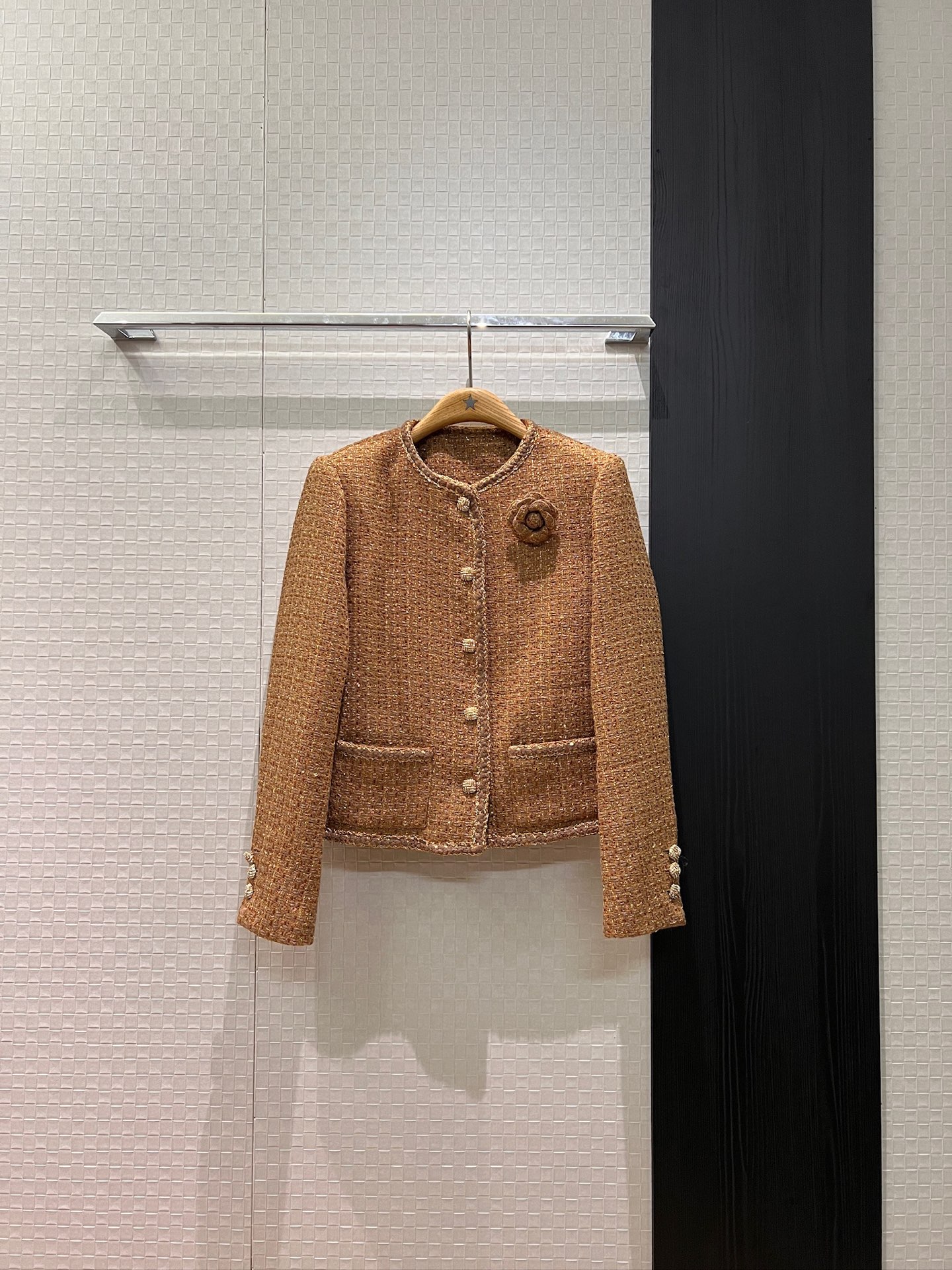 NO:685017,New three-dimensional camellia brooch decoration Woven belt spliced ​​wool tweed jacket diamond molded buttons Camellia lining socialite daughter temperament commuting SML,,jackets & coats,brooch,breastpin,19860909新款立体山茶花胸针装饰 编织带拼接羊毛粗花呢外套镶钻开模扣子 山茶花内衬名媛千金 气质通勤 SML,,jackets & coats,brooch，breastpin,,Women's clothing