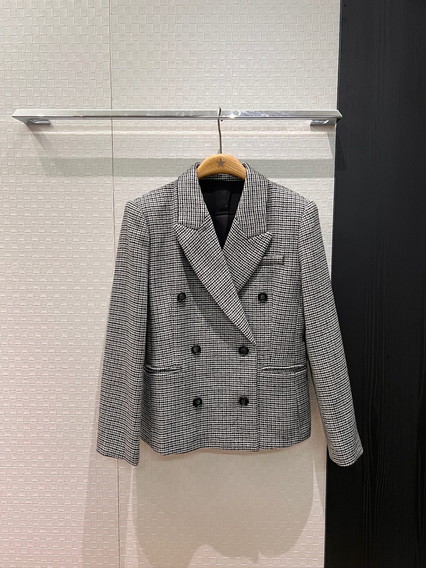 NO:685009,The new double-breasted houndstooth wool suit jacket is loose and casual. It can be worn with the same skirt for fashionable commuting. It has versatile temperament. SML,,skirts,jackets & coats,business suit,19860909新款双排扣千鸟格羊毛西装外套宽松休闲 时尚通勤可搭同款半裙 气质百搭 SML,,skirts,jackets & coats,business suit,,Women's clothing