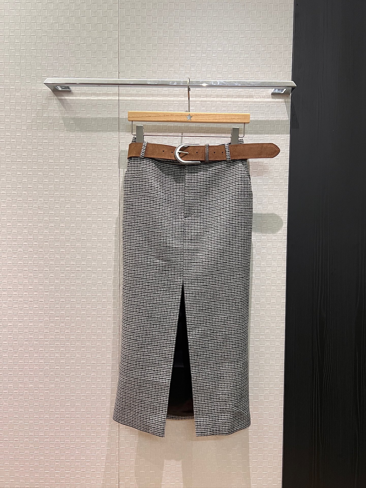 NO:685000,The new houndstooth wool slit skirt comes with a bead chain suede belt to decorate the front slit. It covers the hips and is slim fit. It is versatile and has pockets on both sides. It can be worn with the same jacket. SML,,skirts,jackets & coats,chamois leather,19860909新款千鸟格羊毛开叉半裙 配送珠链麂皮绒腰带装饰前摆开叉 包臀修身 气质百搭两侧有口袋 可搭同款外套 SML,,skirts,jackets & coats,chamois leather,,Women's clothing