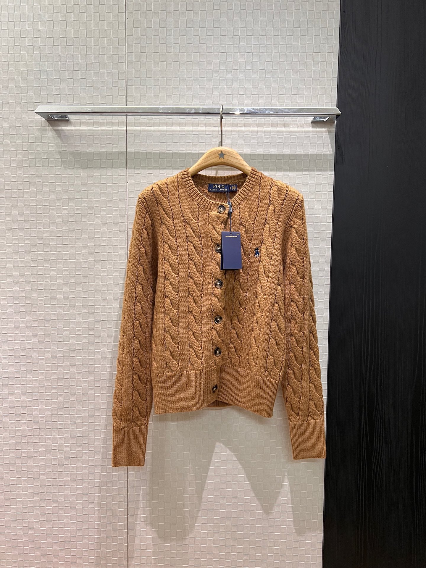 NO:684994,New style pony embroidery on the chest, old money style hemp pattern round neck knitted wool cardigan jacket, college age-reducing, versatile temperament, fashionable and casual, khaki red and white SML,,jackets & coats,19860909新款胸前小马刺绣 老钱风麻花纹圆领针织羊毛开衫外套学院减龄 气质百搭 时尚休闲卡其红色白色 SML,,jackets & coats,,Women's clothing