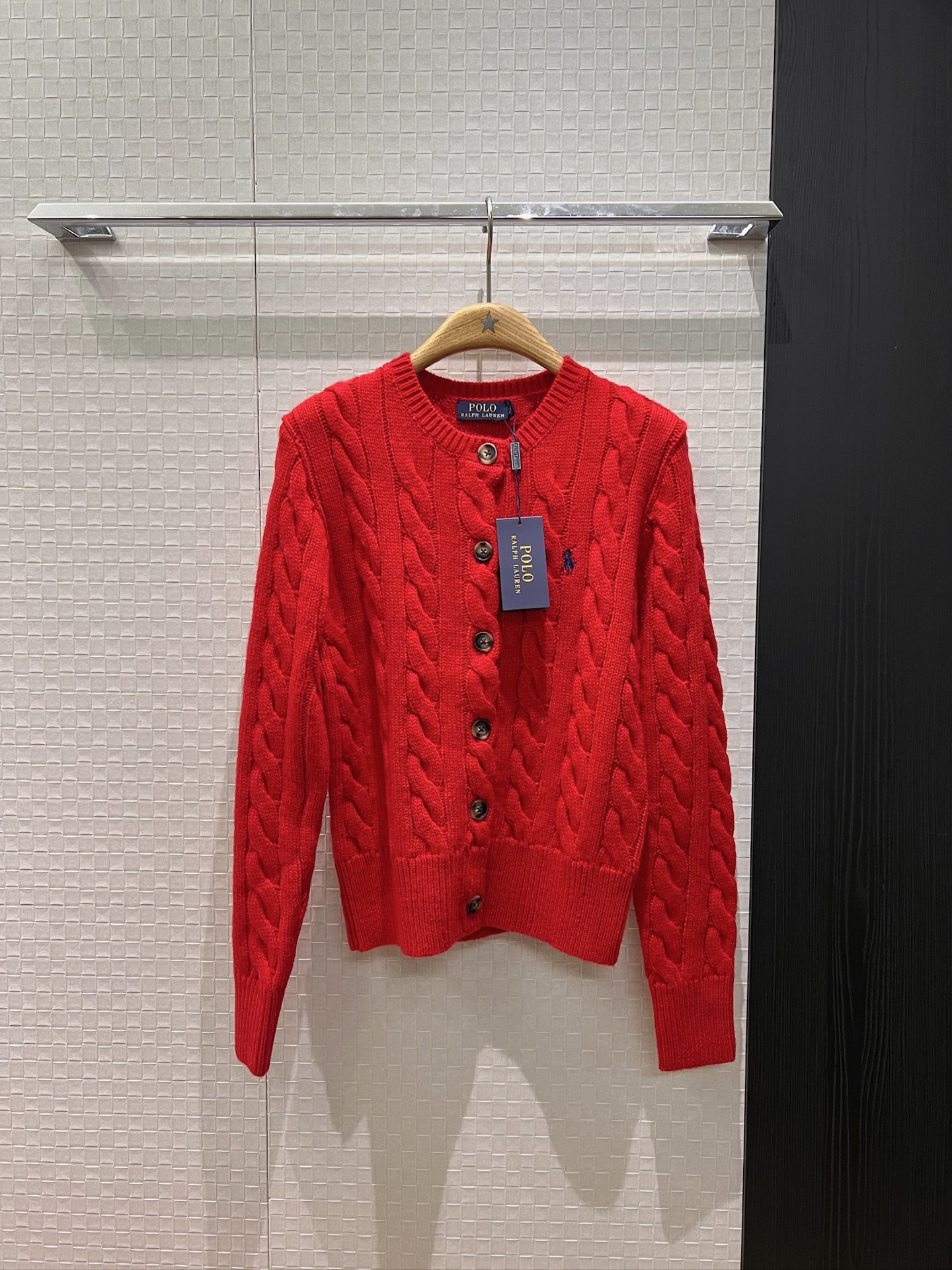 NO:684983,New style pony embroidery on the chest, old money style hemp pattern round neck knitted wool cardigan jacket, college age-reducing, versatile temperament, fashionable and casual, khaki red and white SML,,jackets & coats,19860909新款胸前小马刺绣 老钱风麻花纹圆领针织羊毛开衫外套学院减龄 气质百搭 时尚休闲卡其红色白色 SML,,jackets & coats,,Women's clothing