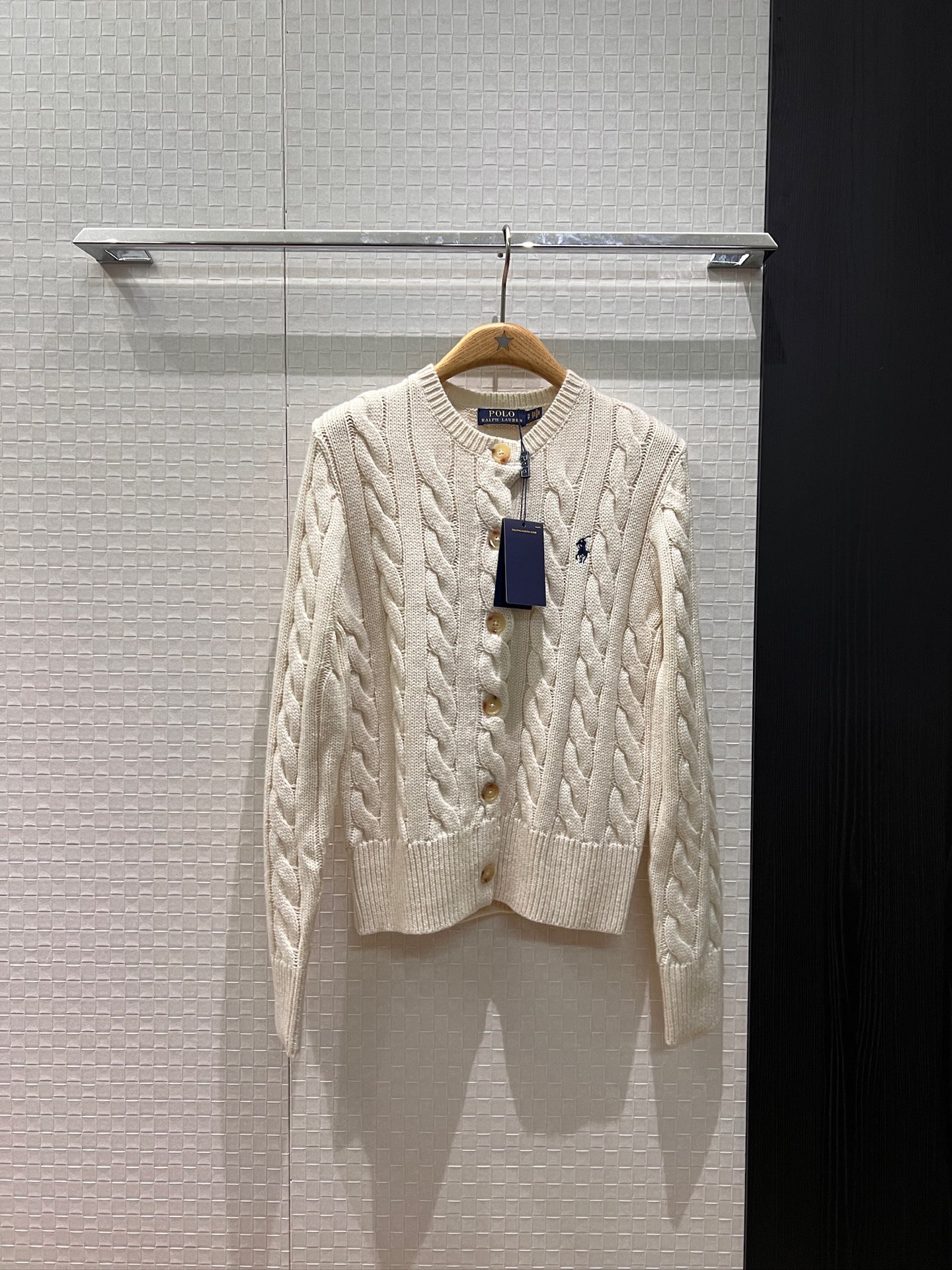 NO:685018,New style pony embroidery on the chest, old money style hemp pattern round neck knitted wool cardigan jacket, college age-reducing, versatile temperament, fashionable and casual, khaki red and white SML,,jackets & coats,19860909新款胸前小马刺绣 老钱风麻花纹圆领针织羊毛开衫外套学院减龄 气质百搭 时尚休闲卡其红色白色 SML,,jackets & coats,,Women's clothing