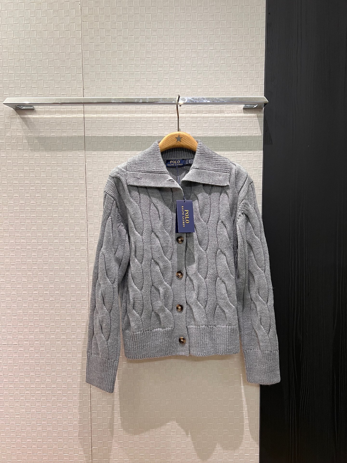 NO:685010,New polo lapel hemp pattern wool knitted cardigan jacket old money style casual and versatile lazy age-reducing gray white SML,,jackets & coats,19860909新款polo翻领麻花纹羊毛针织开衫外套老钱风 休闲百搭 慵懒减龄灰色白色 SML,,jackets & coats,,Women's clothing