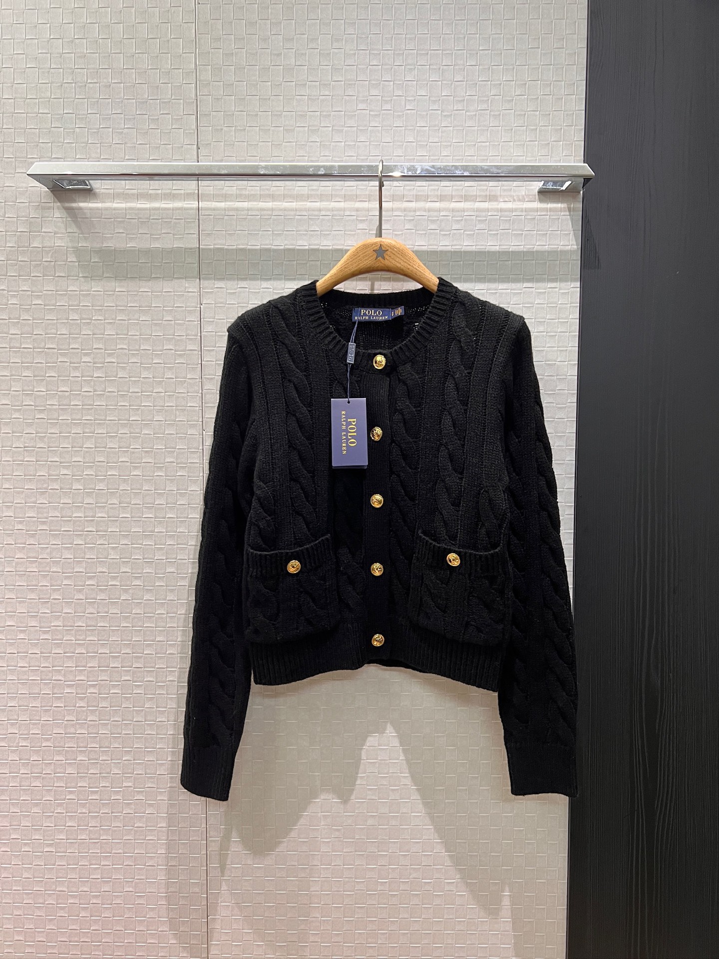 NO:684991,New polo round neck gold buckle hemp pattern wool knitted cardigan jacket with pockets on both sides, old money style, casual and versatile, lazy and age-reducing black and white SML,,jackets & coats,19860909新款polo圆领金扣麻花纹羊毛针织开衫外套两边口袋 老钱风 休闲百搭 慵懒减龄黑色白色 SML,,jackets & coats,,Women's clothing