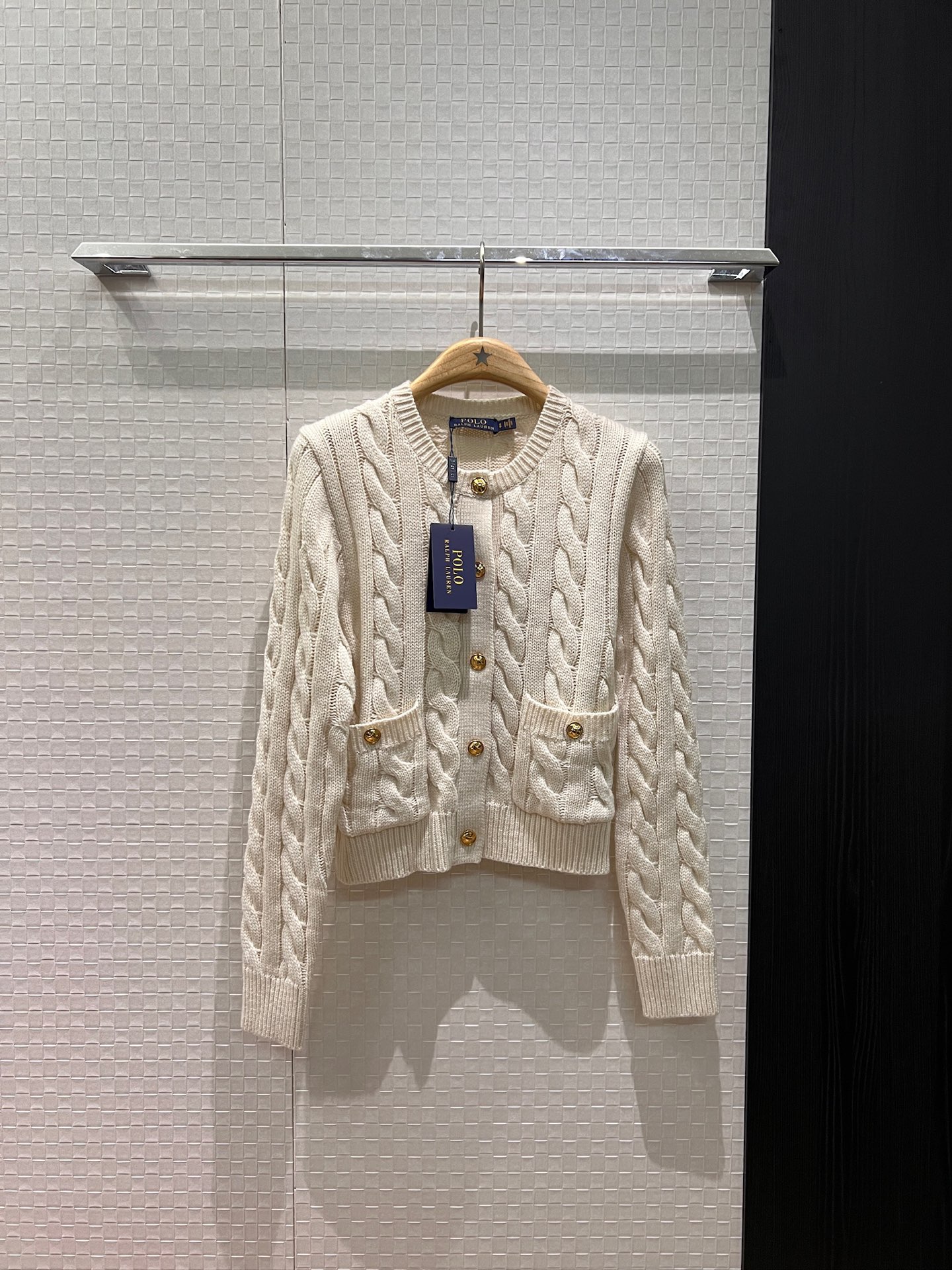 NO:684984,New polo round neck gold buckle hemp pattern wool knitted cardigan jacket with pockets on both sides, old money style, casual and versatile, lazy and age-reducing black and white SML,,jackets & coats,19860909新款polo圆领金扣麻花纹羊毛针织开衫外套两边口袋 老钱风 休闲百搭 慵懒减龄黑色白色 SML,,jackets & coats,,Women's clothing