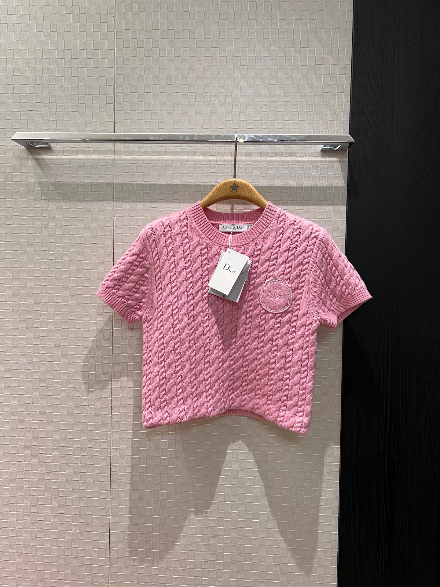 NO:684967,New 26 early spring braided round neck short knitted top with embroidered logo letter badge on the chest, college style and age-reducing, versatile blue and pink SML,,19860909新款26早春 麻花纹圆领短款针织上衣胸前刺绣logo字母徽章装饰 学院风减龄百搭 蓝色粉色 SML,,,Women's clothing