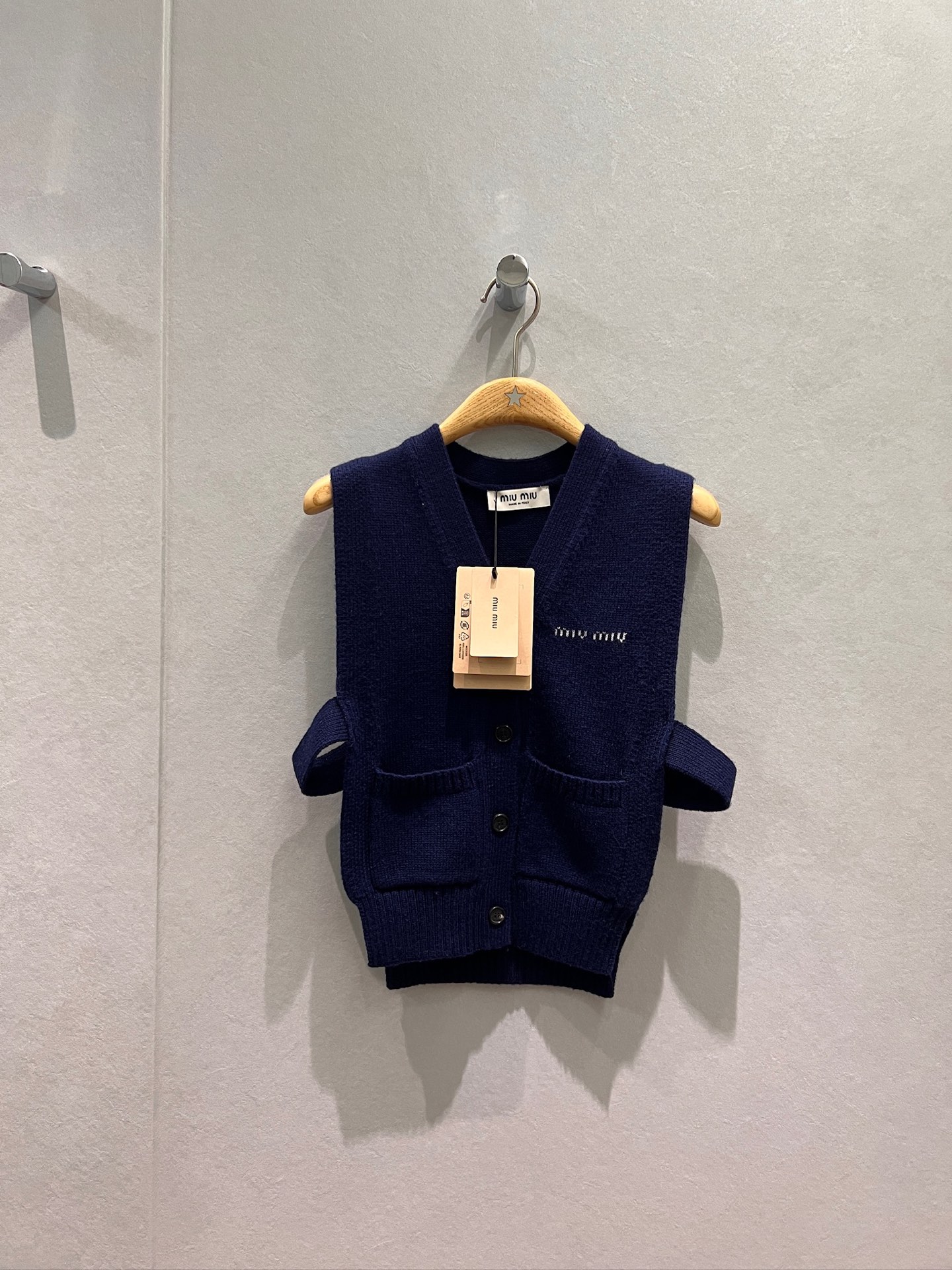 NO:684957,26 new early spring show style V-neck hollow knitted wool vest on both sides with miu letter logo embroidered on the chest. Fashionable stacking. Temperament and age-reducing miu style must-have. Dark blue gray SML,,miumiu,1986090926新款早春秀款 V领两侧镂空针织羊毛马甲胸前刺绣miu字母logo 叠搭时尚 气质减龄miu式穿搭必备 深蓝灰色 SML,,miumiu,,Women's clothing
