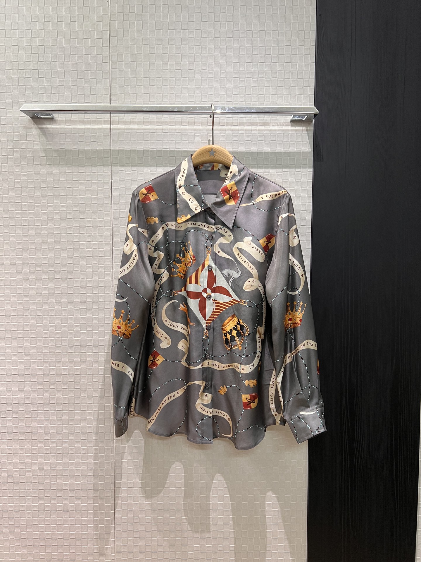 NO:684933,New crown ribbon positioning printed silk twill shirt. Heavy silk, simple and fashionable. Versatile for commuting, ladylike temperament. S-XL,,real silk,19860909新款皇冠飘带定位印花真丝斜纹真丝衬衣 重磅真丝简约时尚 通勤百搭名媛气质 S-XL,,real silk,,Women's clothing