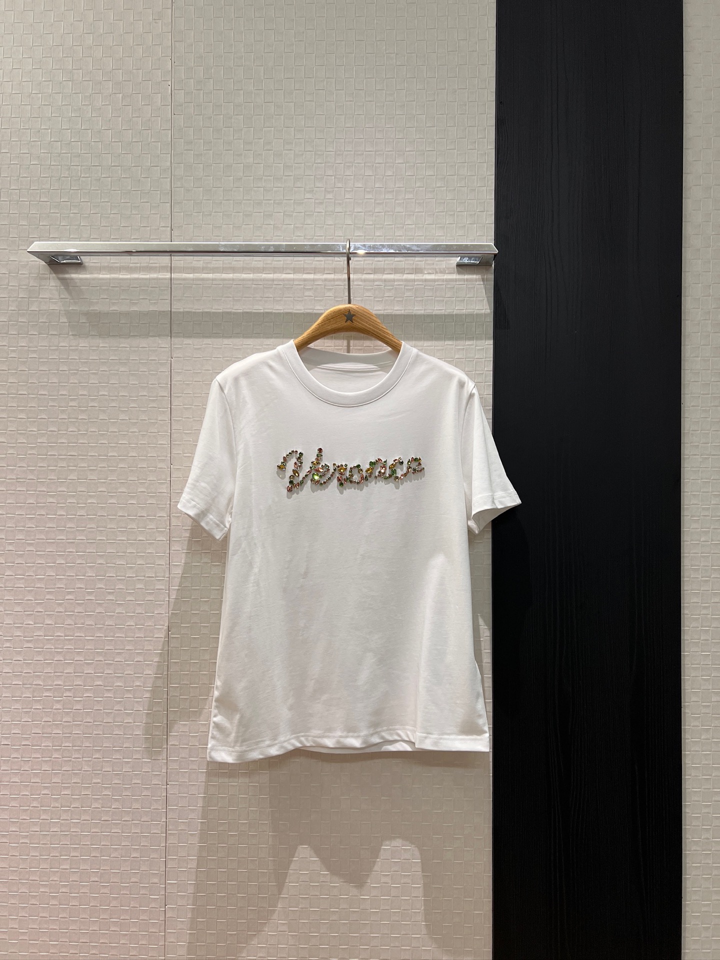 NO:684923,The new heavy industry inlaid with colored diamonds logo letter T-shirt is exquisite and versatile SML,,tees,t-shirt,19860909新款重工镶嵌彩钻logo字母T恤精致百搭 SML,,tees，t-shirt,,Women's clothing