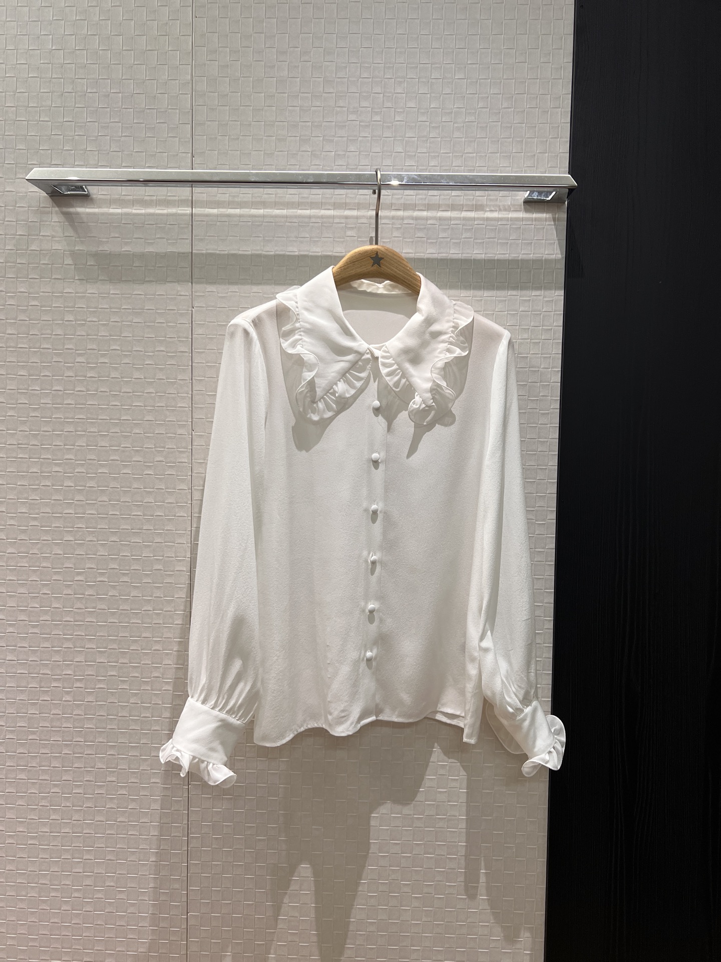 NO:685656,Early spring new style fungus lace big lapel silk shirt 03 thickened silk crepe de chine silk covered buttons cuff lace splicing single wear jacket versatile for commuting red nude pink white S-XL,,jackets & coats,real silk,19860909早春新款木耳花边大翻领真丝衬衣03加厚真丝双绉 真丝包扣 袖口花边拼接单穿搭外套 通勤百搭 正红裸粉白色 S-XL,,jackets & coats,real silk,,Women's clothing