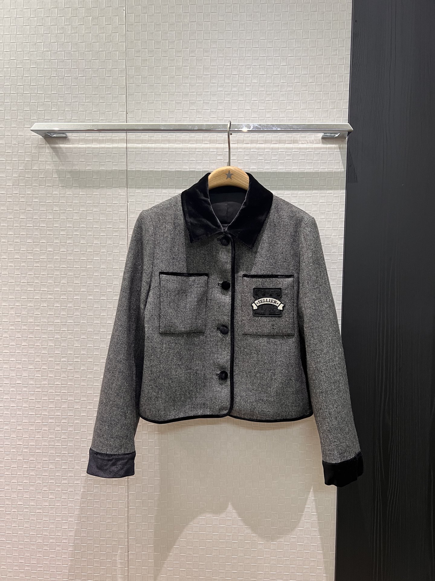 NO:685664,New velvet patchwork collar decoration, short jacket chest pockets on both sides, embroidered badges, simple and casual, fashionable and age-reducing SML,,jackets & coats,19860909新款丝绒拼接衣领袖口装饰 短款外套胸前两侧口袋 刺绣徽章简约休闲 时尚减龄 SML,,jackets & coats,,Women's clothing