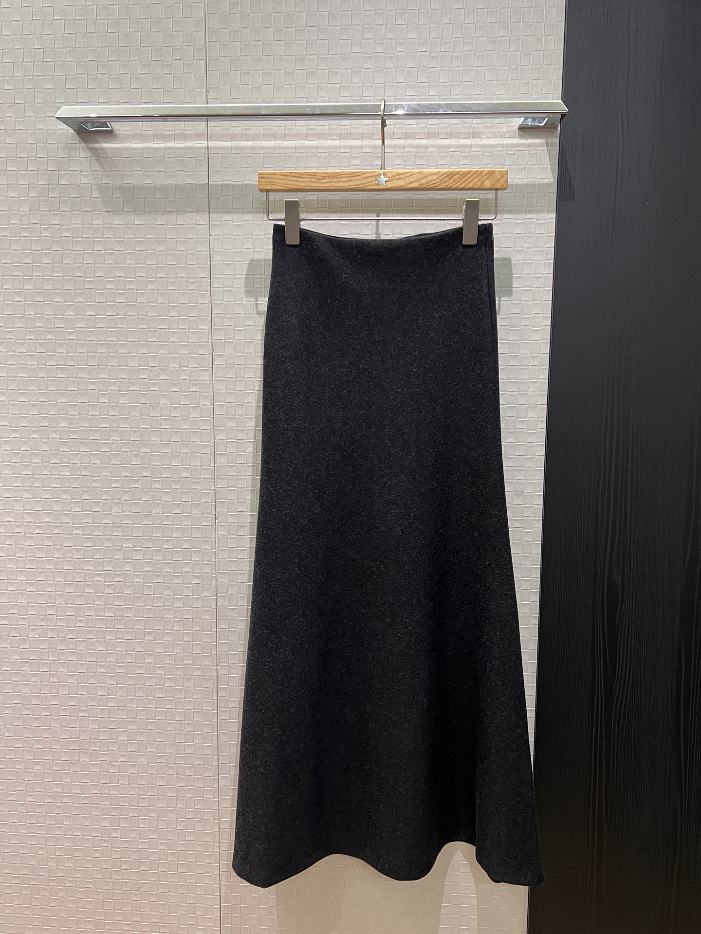 NO:685658,New minimalist elastic waist woolen fishtail skirt♀Asymmetrical unilateral slit, elegant temperament, simple and versatile, black coffee color SML,,skirts,19860909新款极简松紧腰毛羊呢鱼尾半裙♀不对称单边开叉 优雅气质 简约百搭黑色咖色 SML,,skirts,,Women's clothing